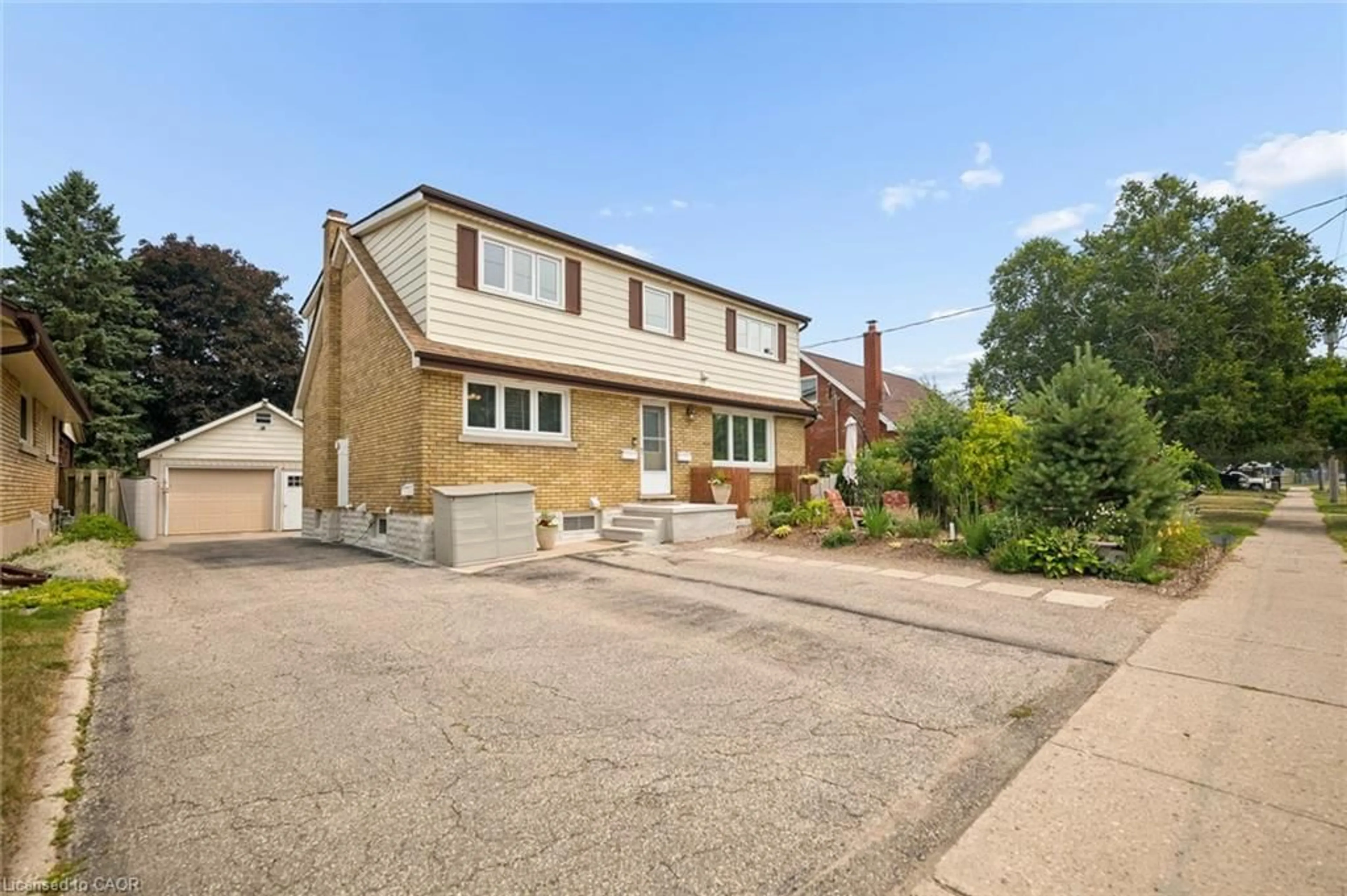 A pic from outside/outdoor area/front of a property/back of a property/a pic from drone, street for 476 Prospect Ave, Kitchener Ontario N2A 1E1