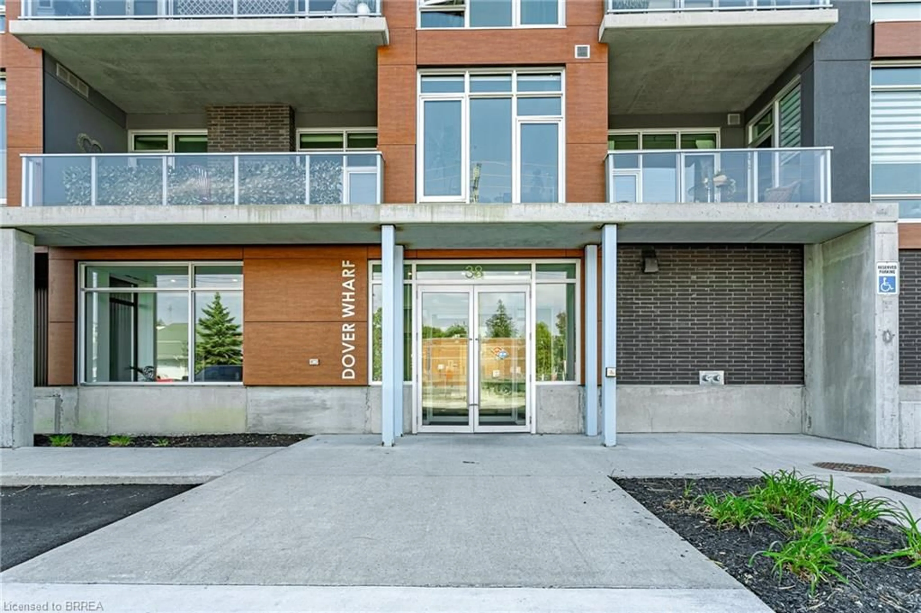 Indoor foyer for 38 Harbour St #306, Port Dover Ontario N0A 1N0