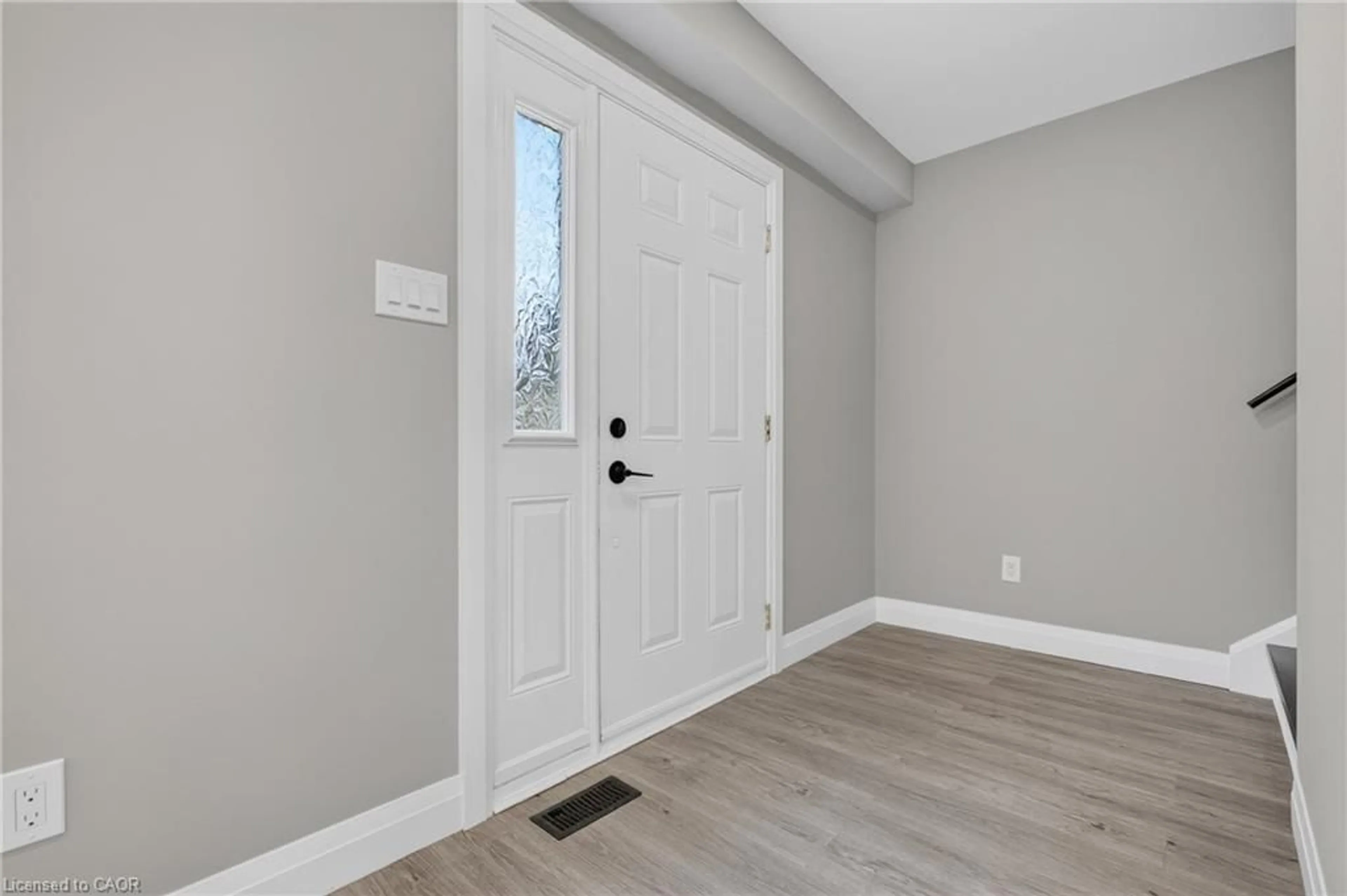 Indoor entryway for 1424 Wildren Pl #Main, Cambridge Ontario N3H 5A9