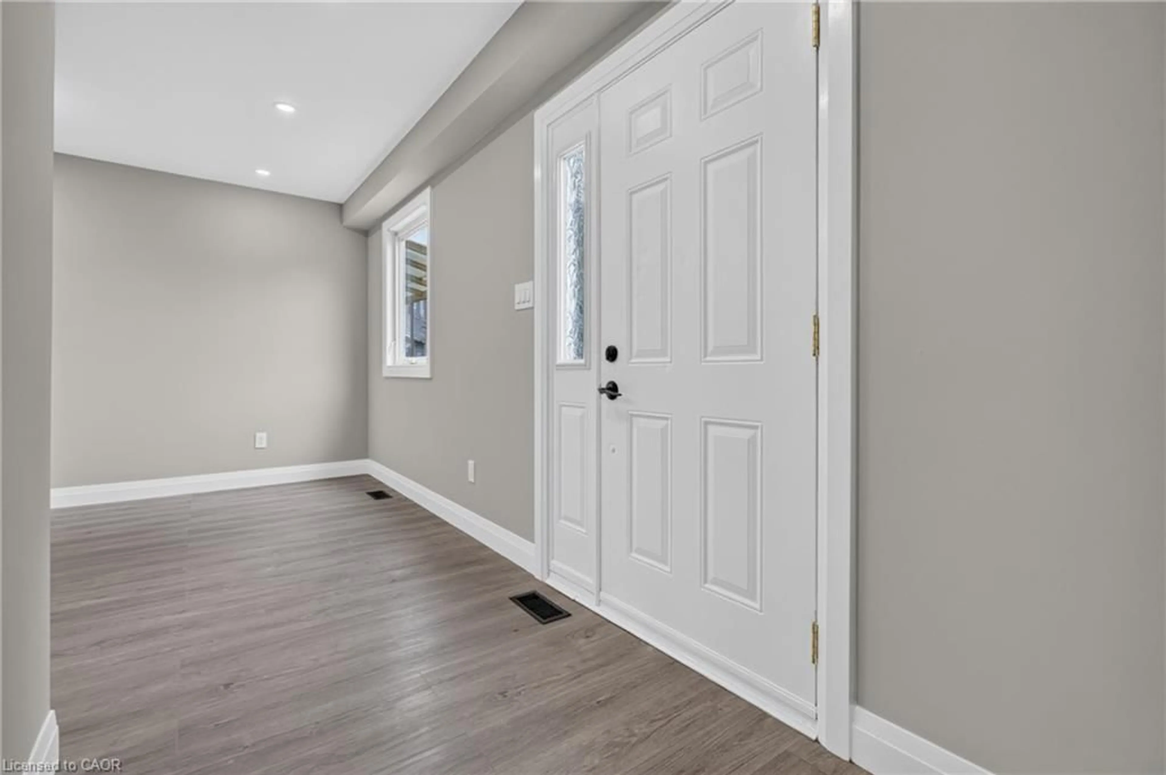 Indoor entryway for 1424 Wildren Pl #Main, Cambridge Ontario N3H 5A9