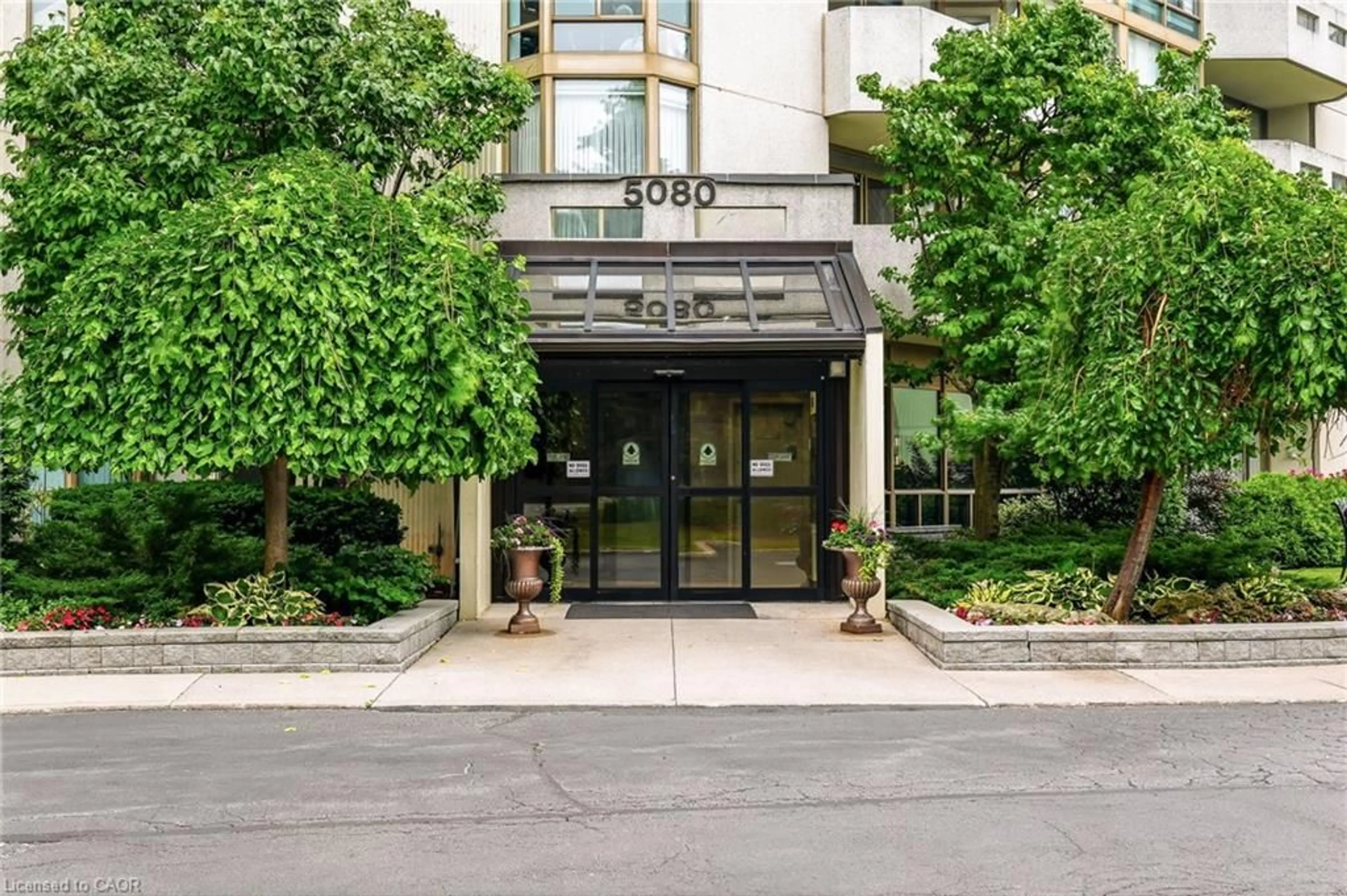Indoor foyer for 5080 Pinedale Ave #303, Burlington Ontario L7L 5V7