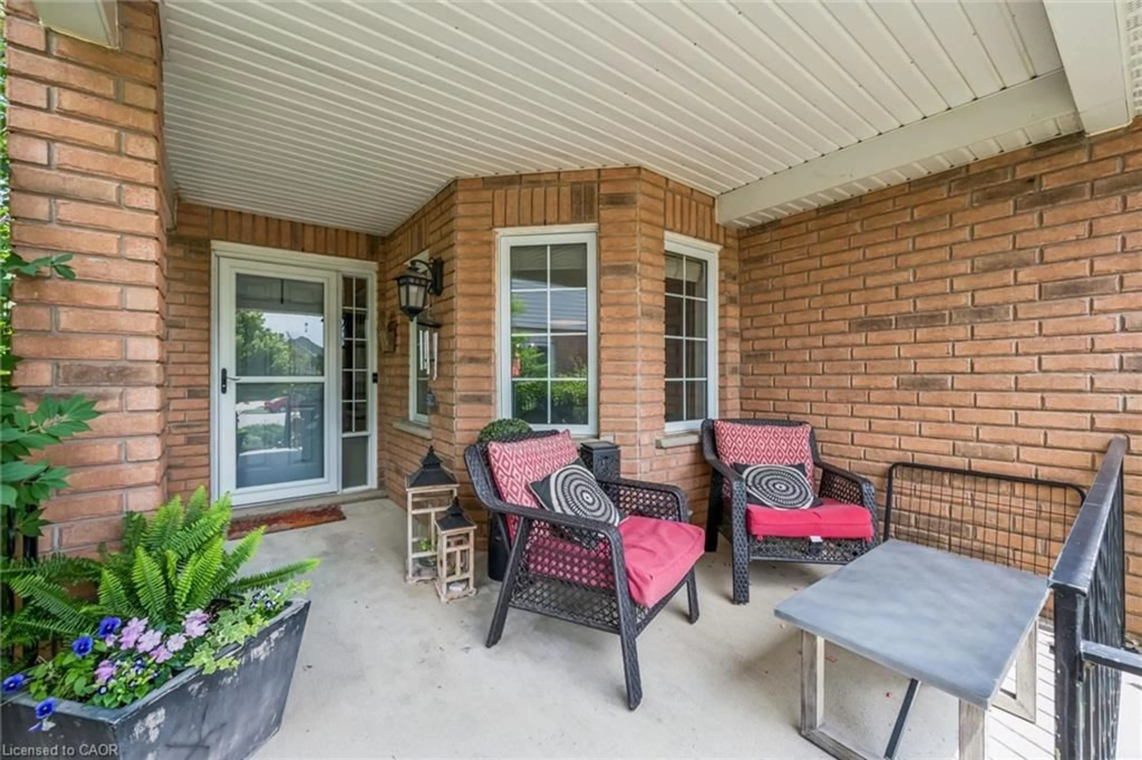 Patio, street for 916 Rush Meadow Crt, Kitchener Ontario N2R 1K9