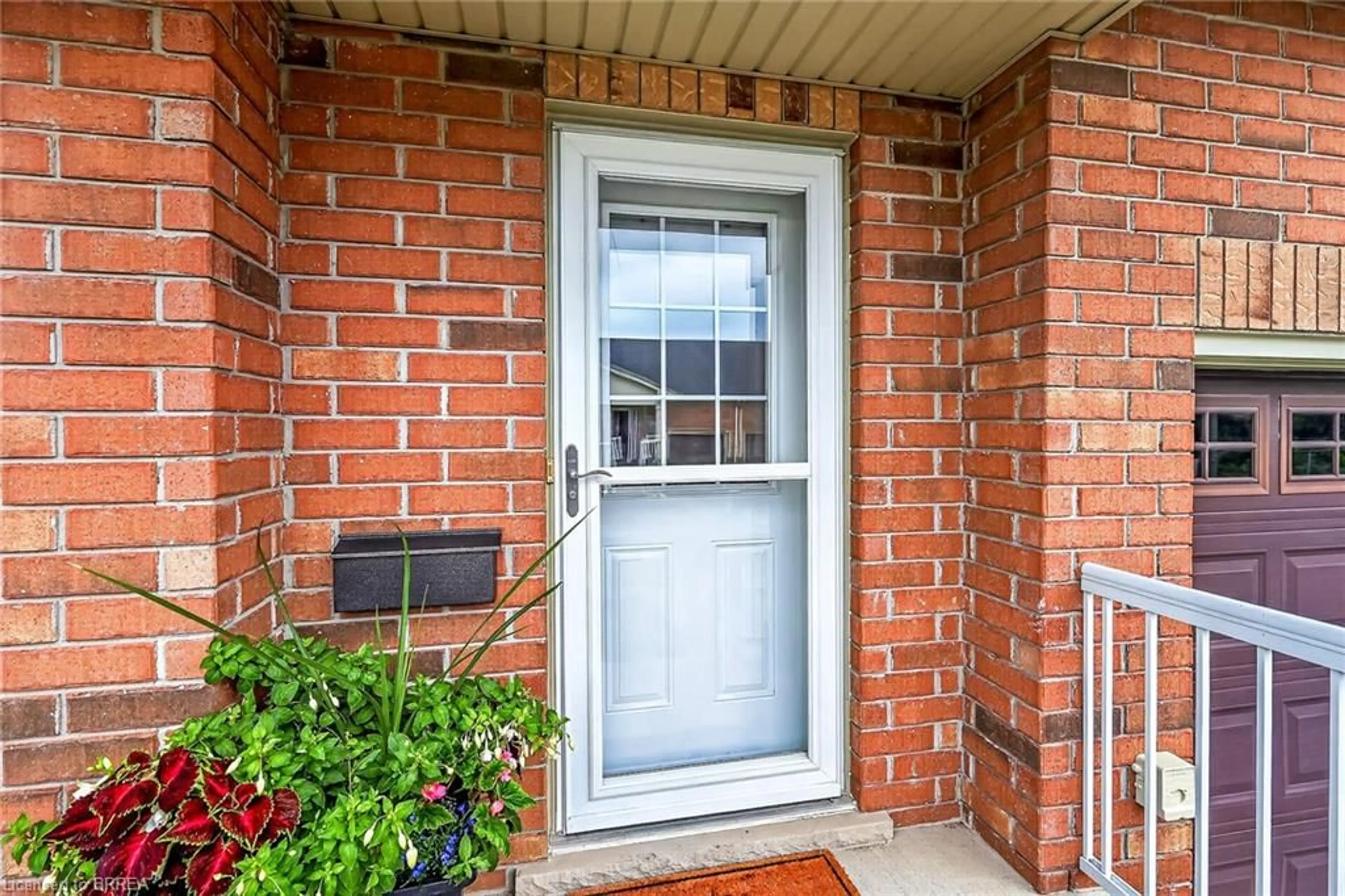 Indoor entryway for 54 Garden Ave #11, Brantford Ontario N3S 0A1