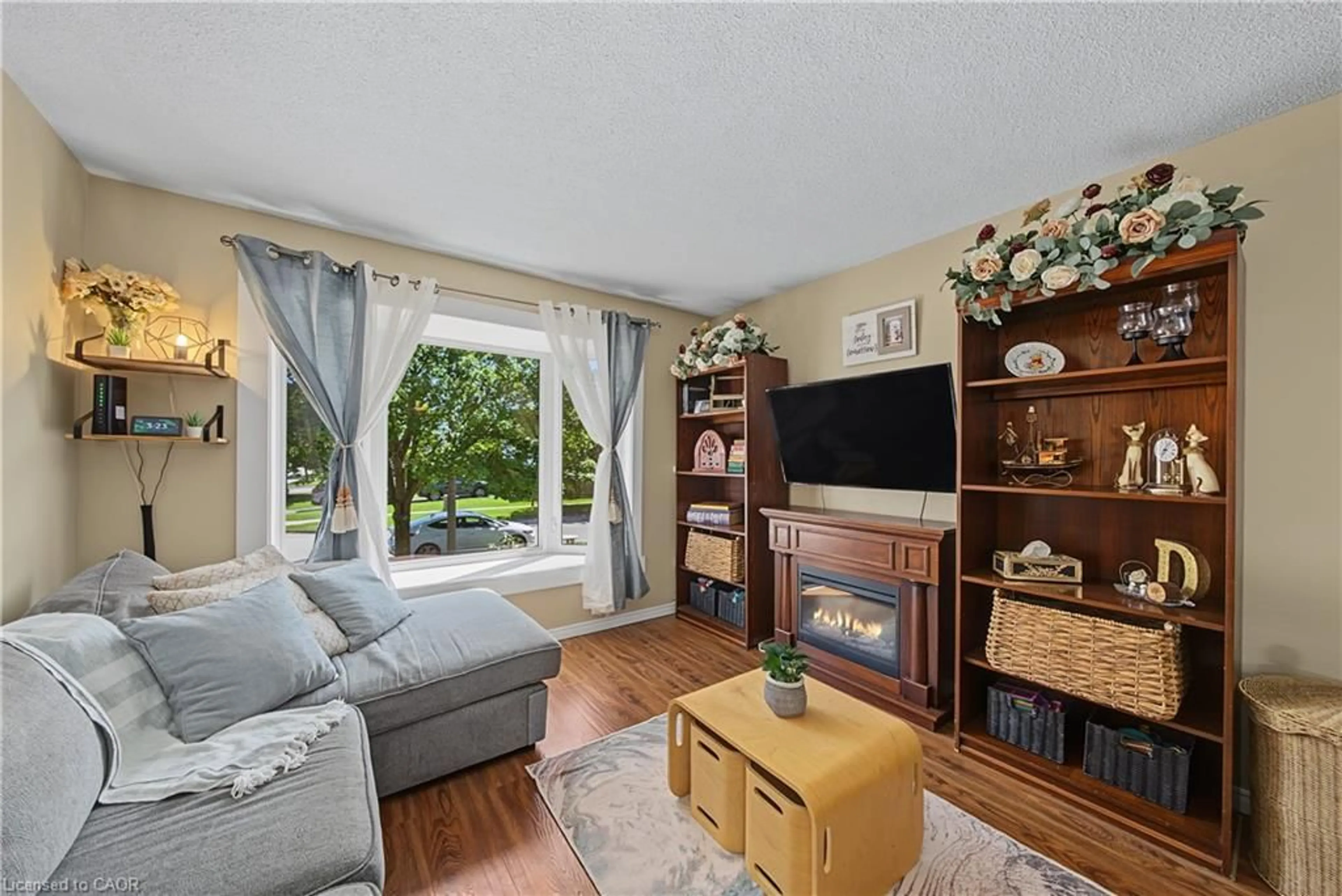 Living room with furniture, unknown for 4917 Homestead Dr, Beamsville Ontario L0R 1B5