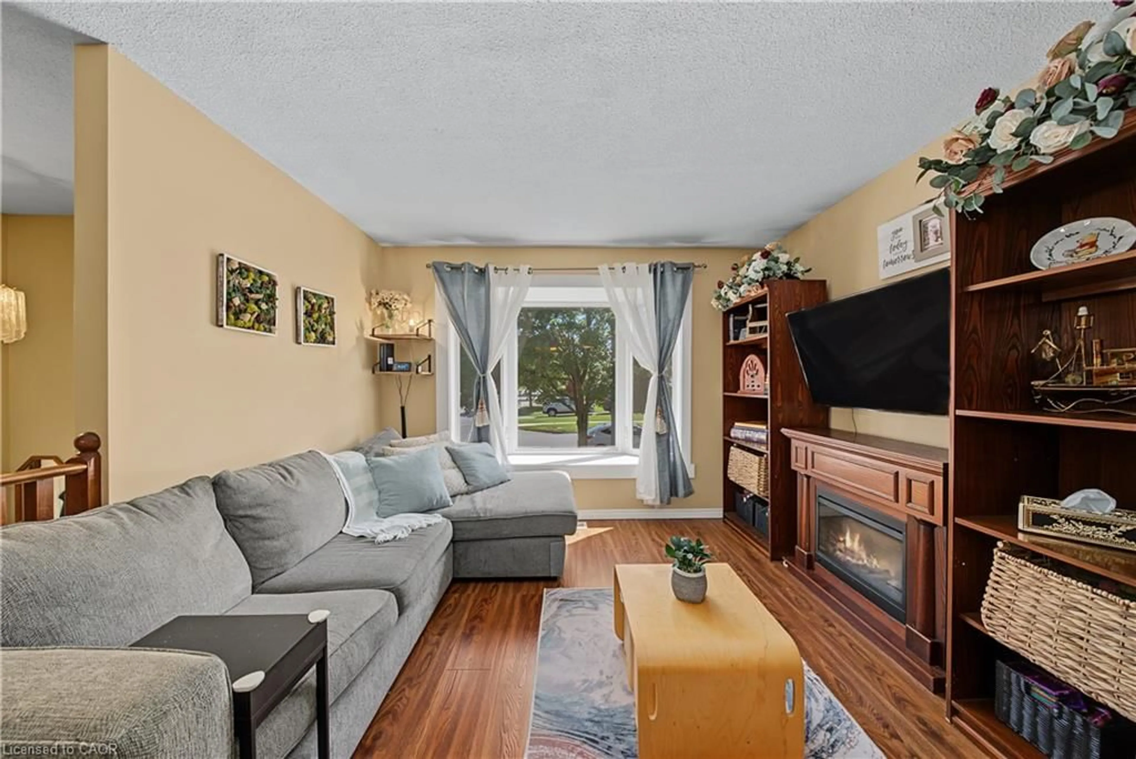 Living room with furniture, unknown for 4917 Homestead Dr, Beamsville Ontario L0R 1B5