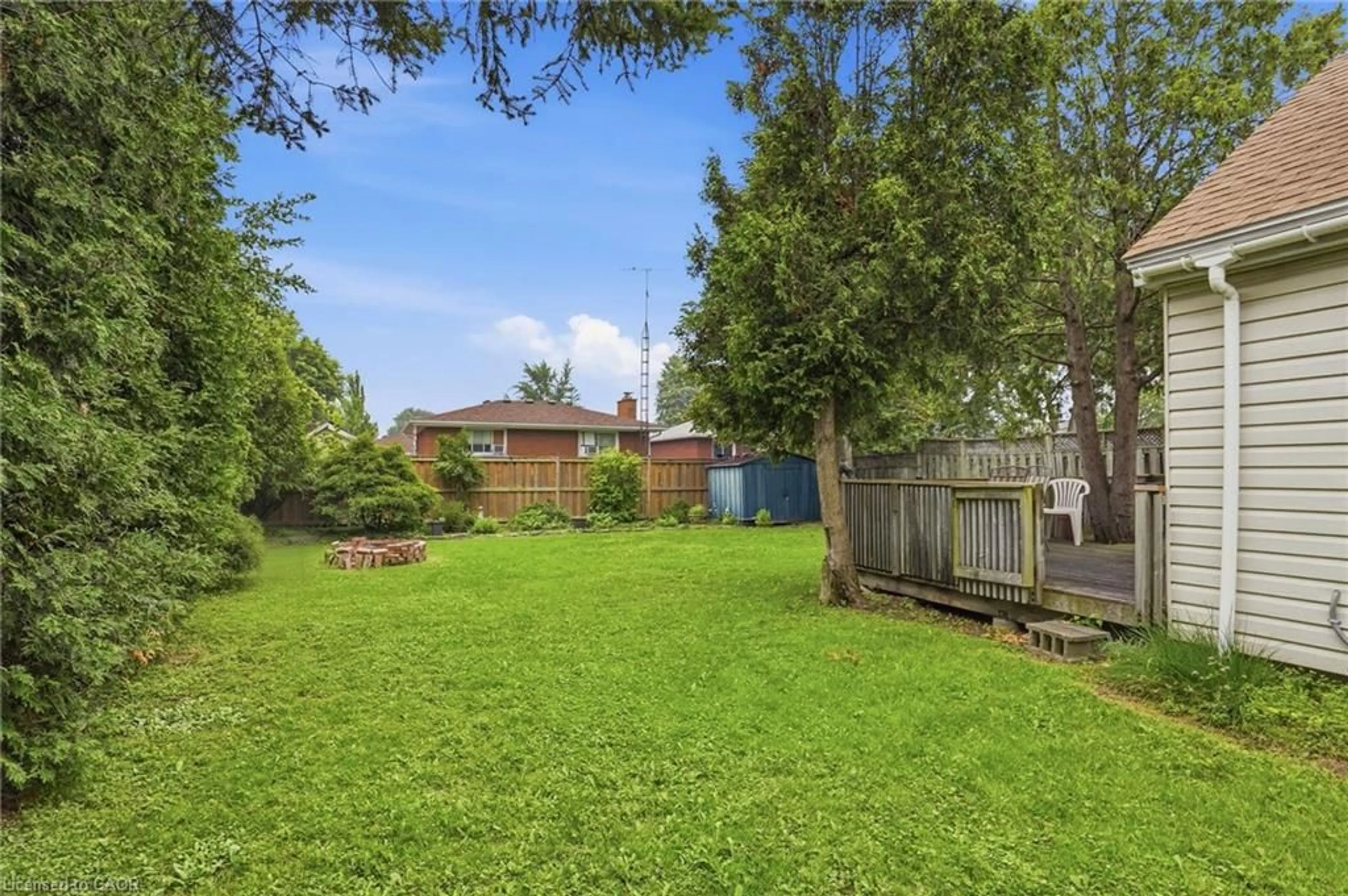 A pic from outside/outdoor area/front of a property/back of a property/a pic from drone, street for 834 Mohawk Rd, Hamilton Ontario L8T 2R5