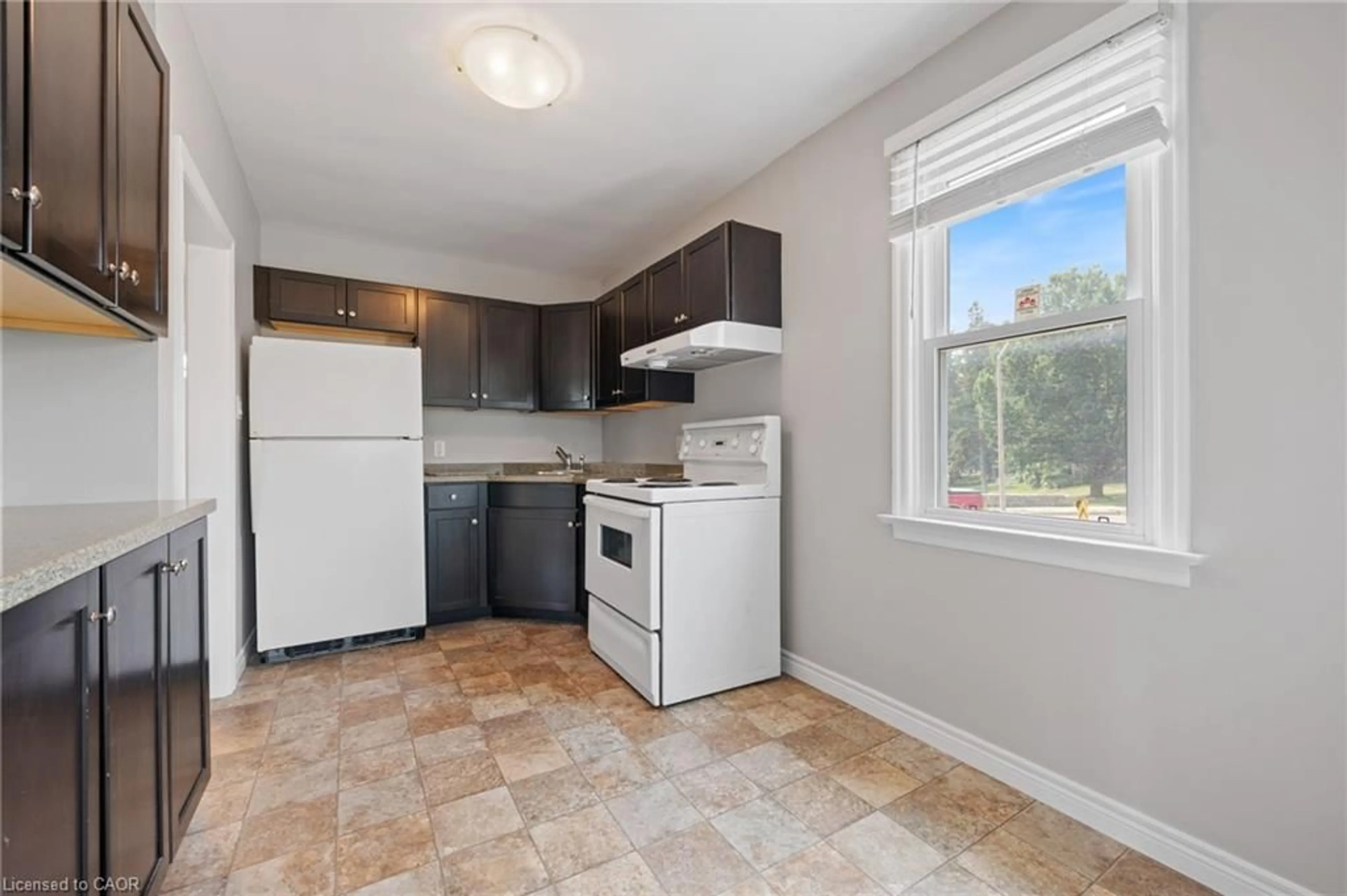 Standard kitchen, unknown for 339 Colborne St, Simcoe Ontario N3Y 3V7