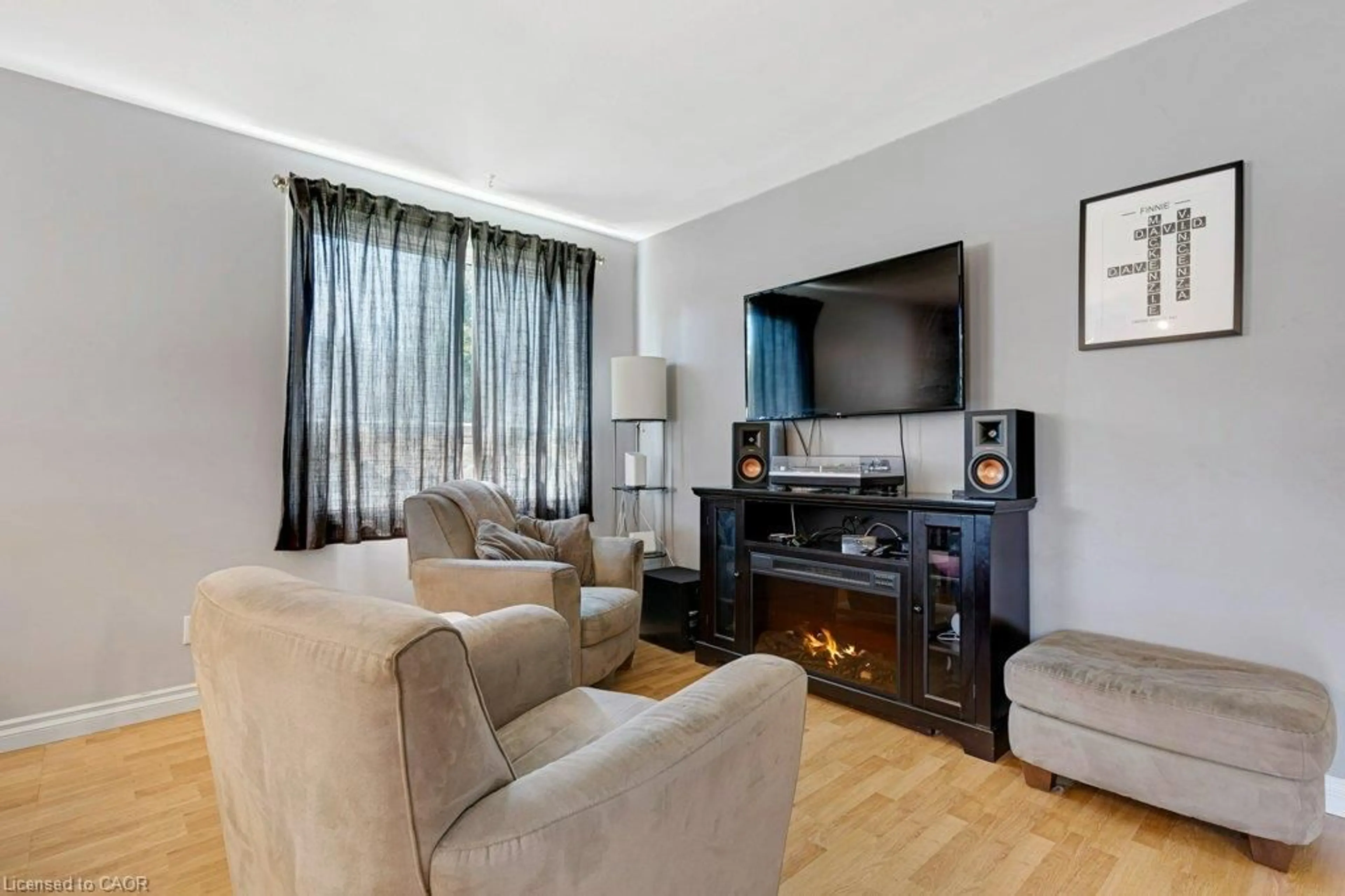 Living room with furniture, unknown for 86 Christopher Dr, Cambridge Ontario N1R 4S4