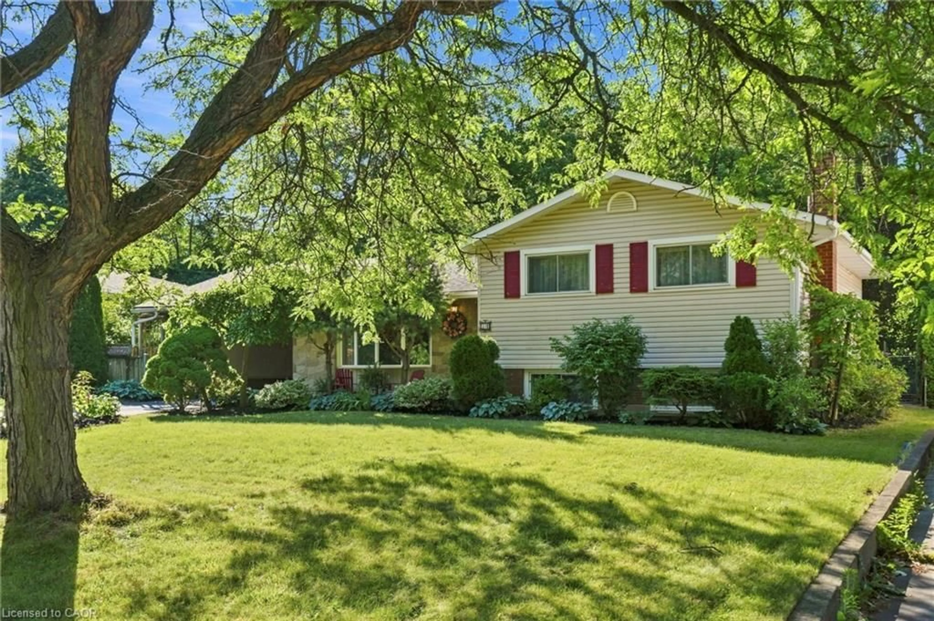 Home with vinyl exterior material, street for 31 Valerie Dr, St. Catharines Ontario L2T 3G3