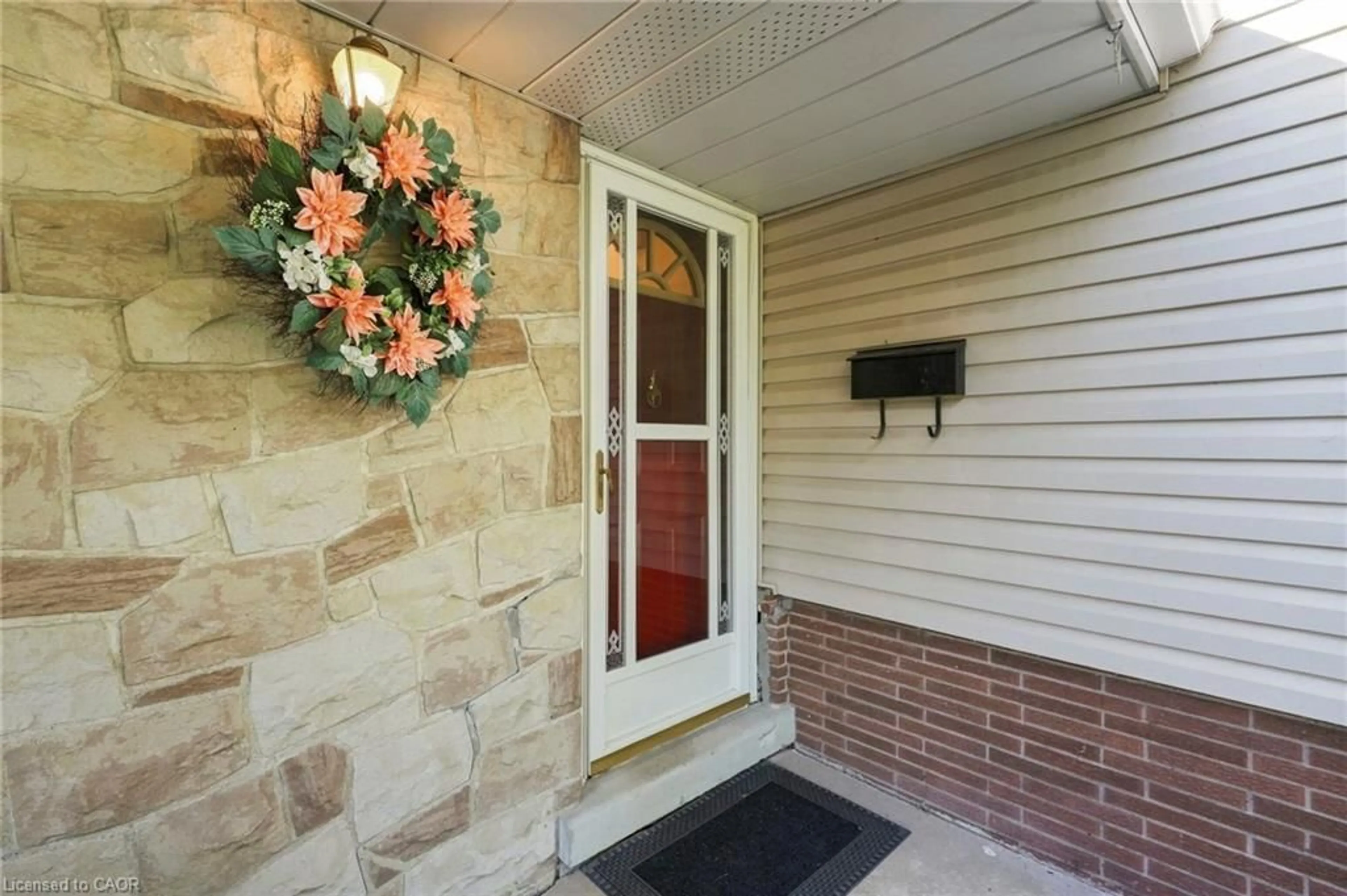 Indoor entryway for 31 Valerie Dr, St. Catharines Ontario L2T 3G3