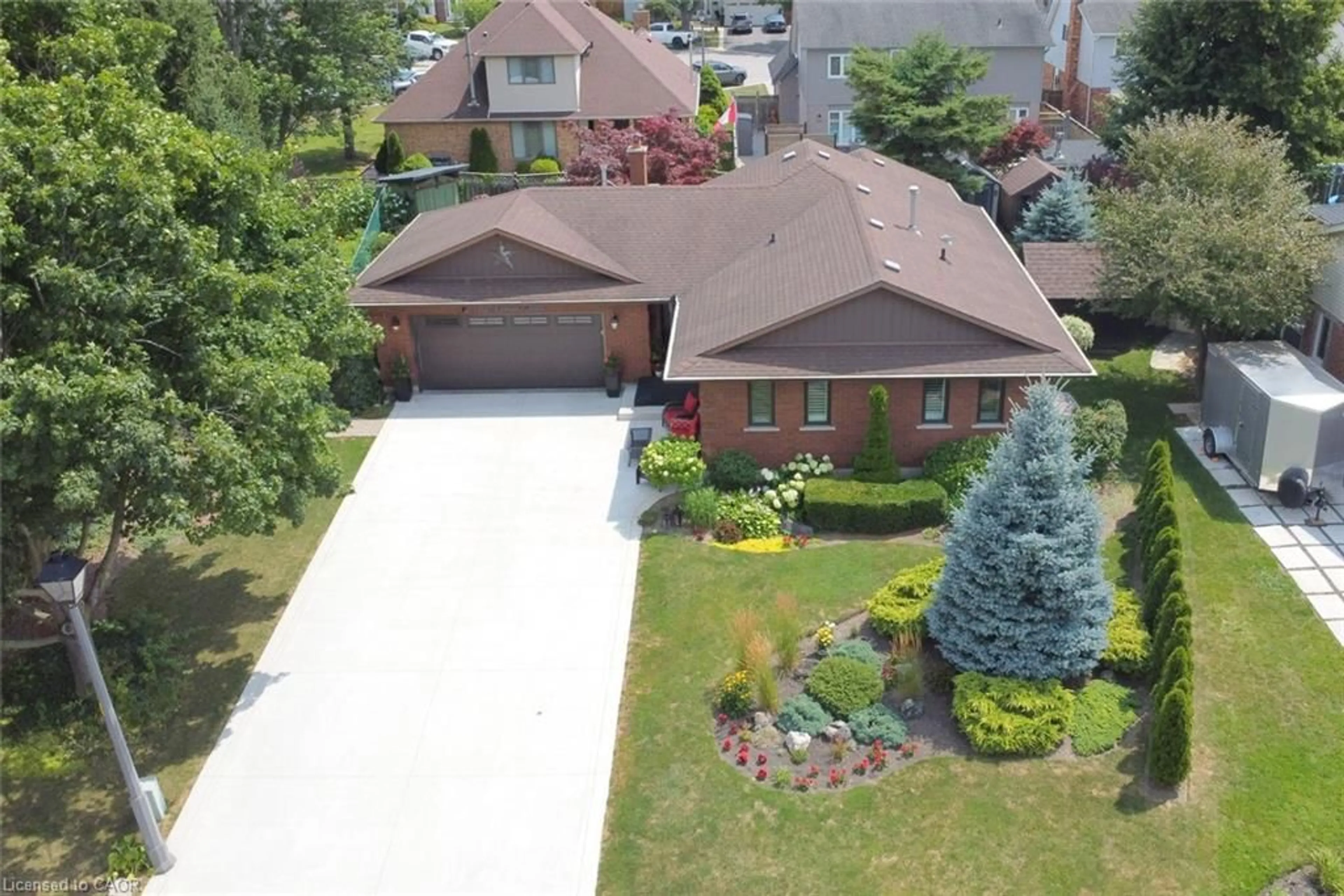 A pic from outside/outdoor area/front of a property/back of a property/a pic from drone, street for 12 Mckeown Crt, Caledonia Ontario N3W 1G8