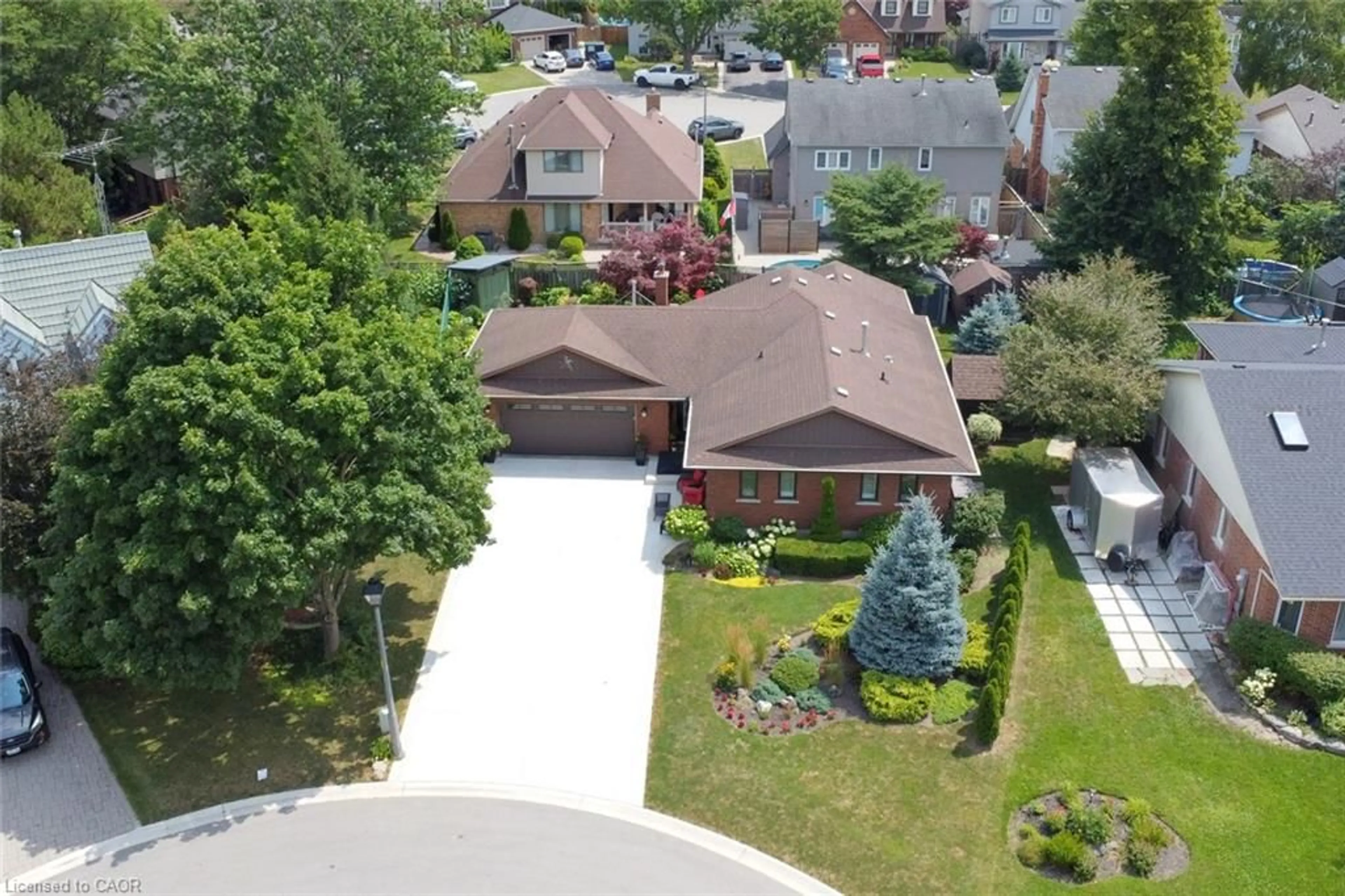 A pic from outside/outdoor area/front of a property/back of a property/a pic from drone, street for 12 Mckeown Crt, Caledonia Ontario N3W 1G8