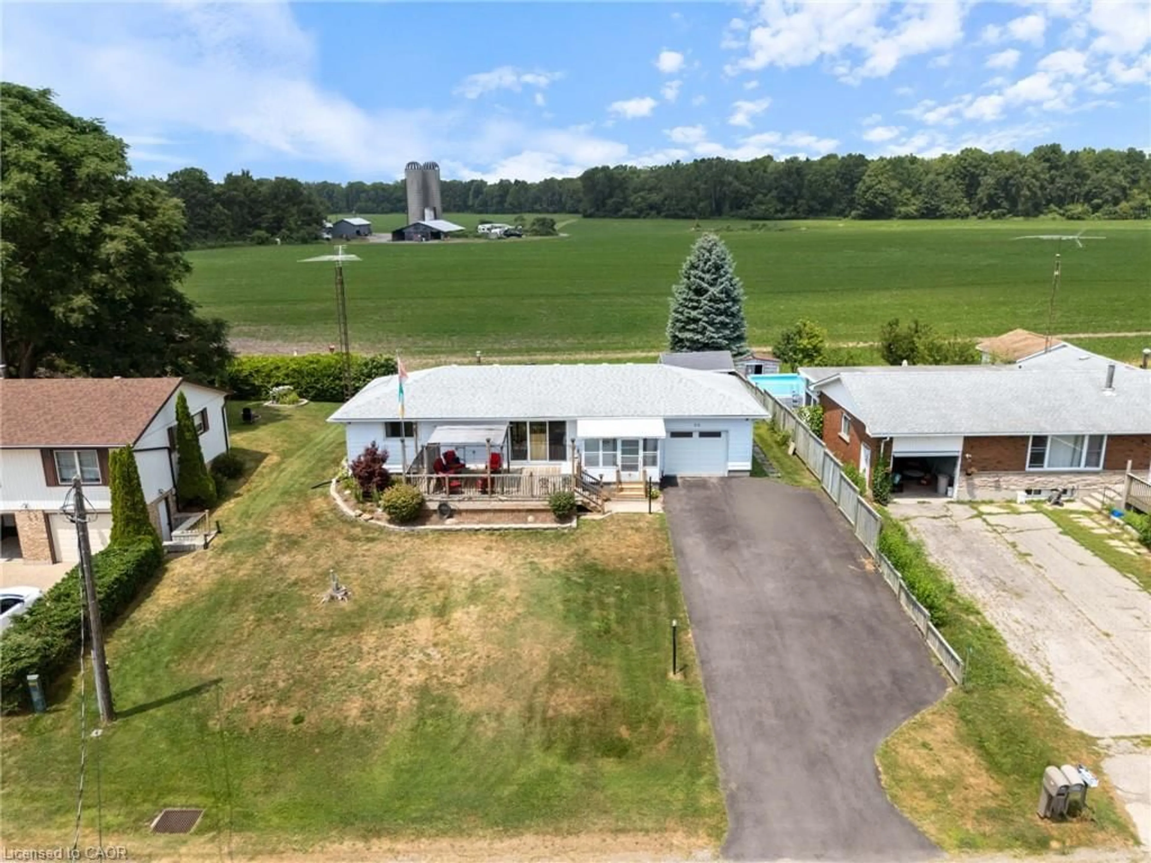 A pic from outside/outdoor area/front of a property/back of a property/a pic from drone, unknown for 50 Bee St, Booth's Harbour Ontario N0E 1P0