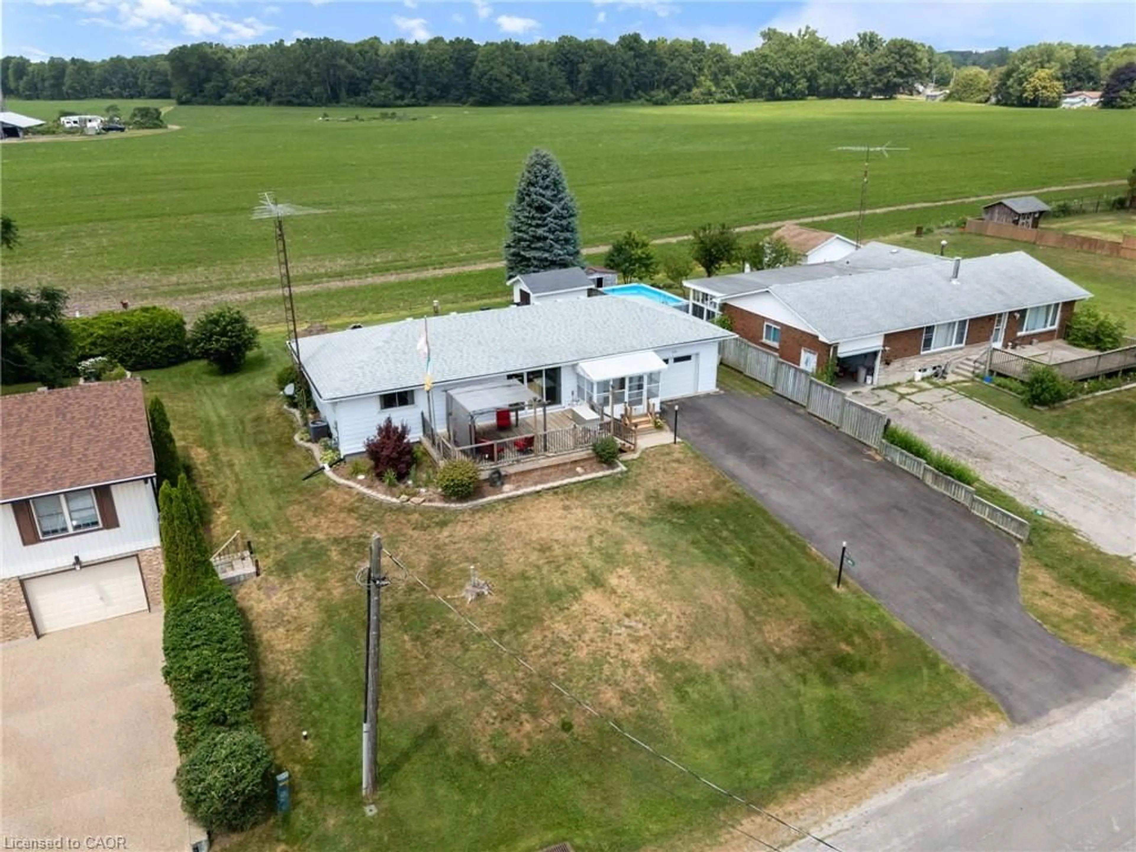 A pic from outside/outdoor area/front of a property/back of a property/a pic from drone, building for 50 Bee St, Booth's Harbour Ontario N0E 1P0
