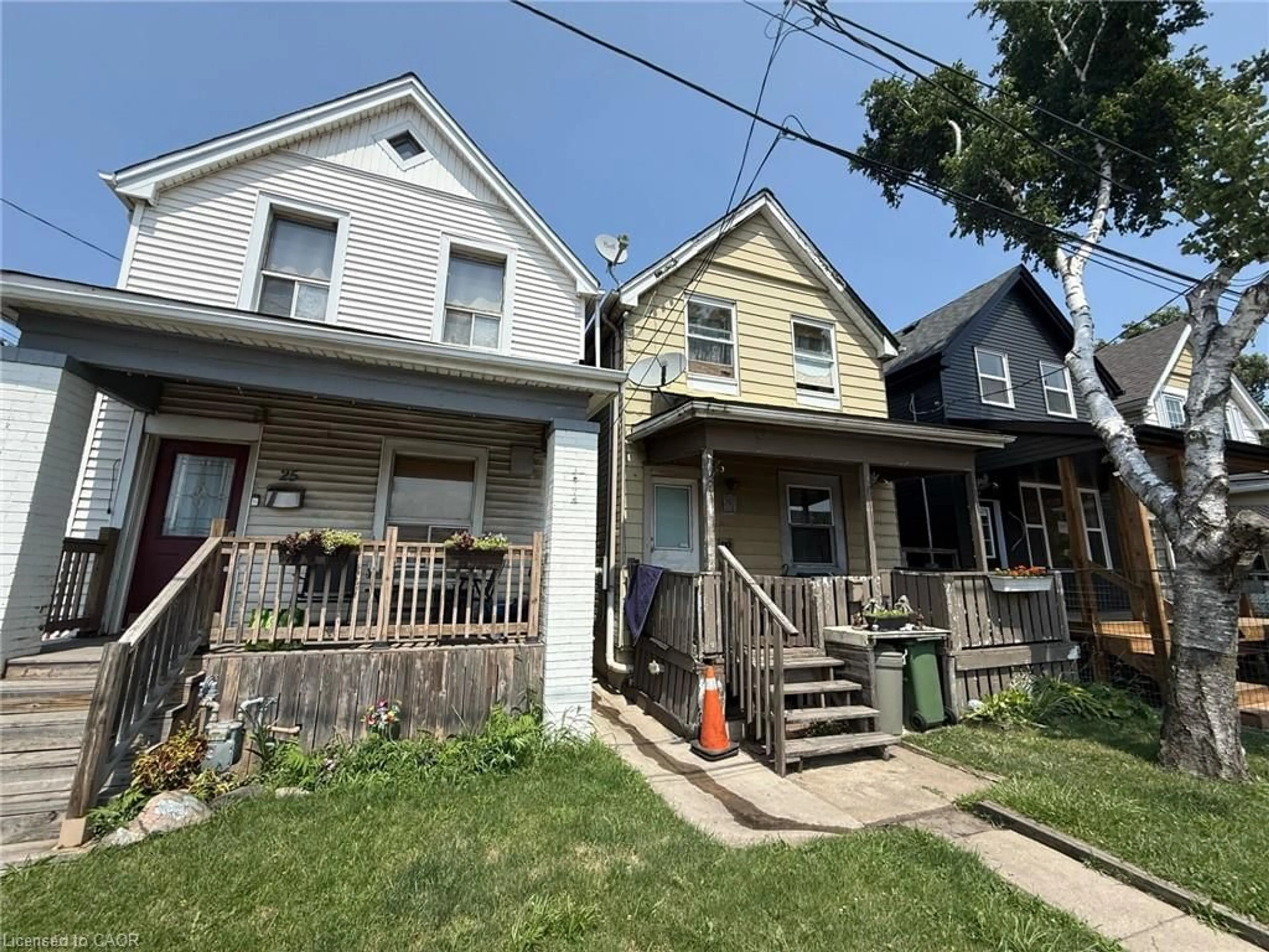 A pic from outside/outdoor area/front of a property/back of a property/a pic from drone, street for 27 Mons Ave, Hamilton Ontario L8L 3J6