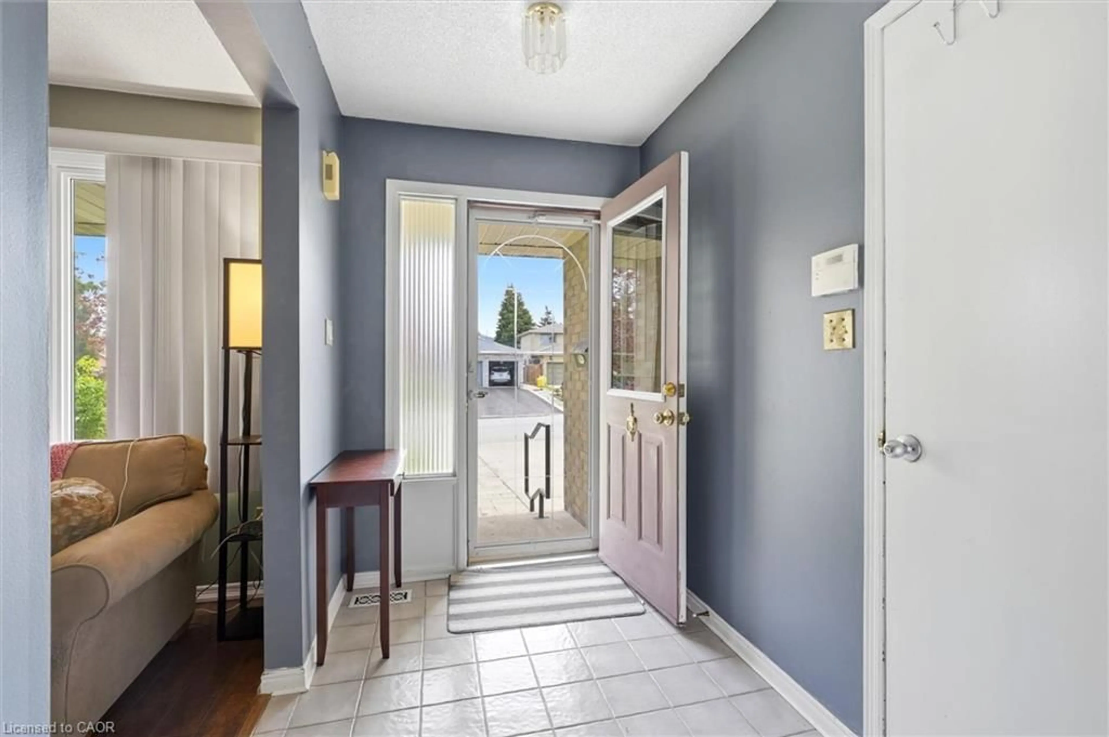 Indoor entryway for 18 Anne Crt, Grimsby Ontario L3M 5B4