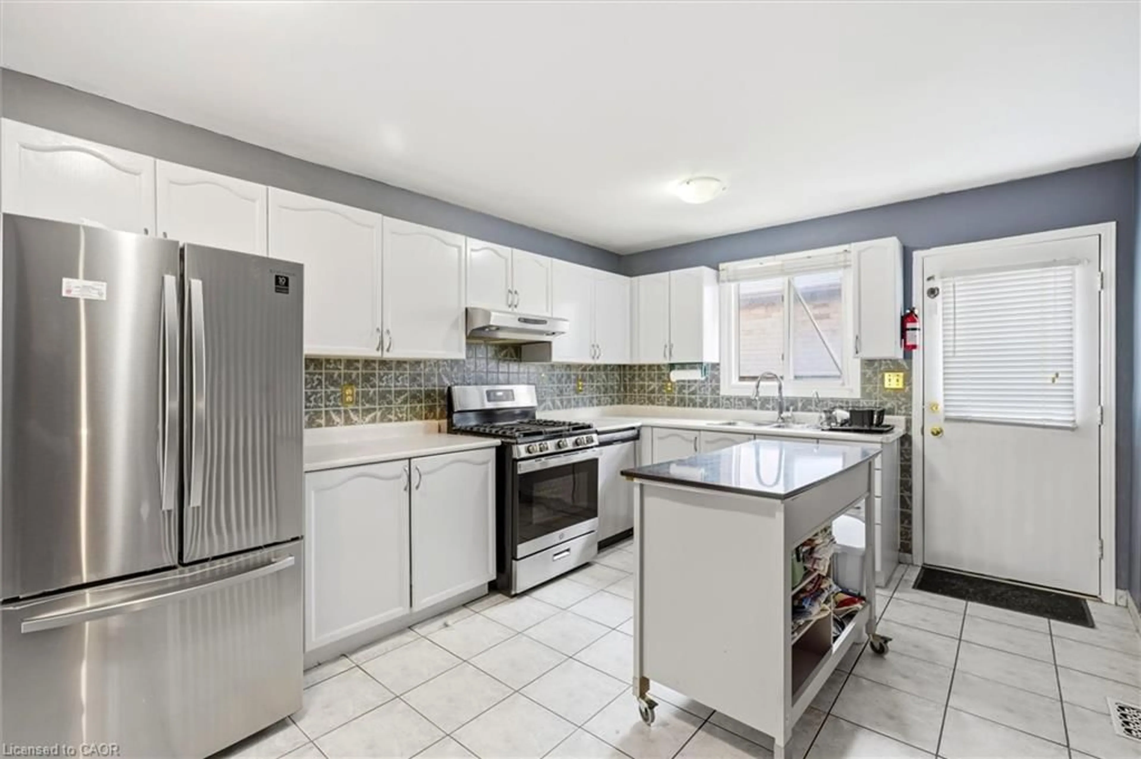 Open concept kitchen, ceramic/tile floor for 18 Anne Crt, Grimsby Ontario L3M 5B4