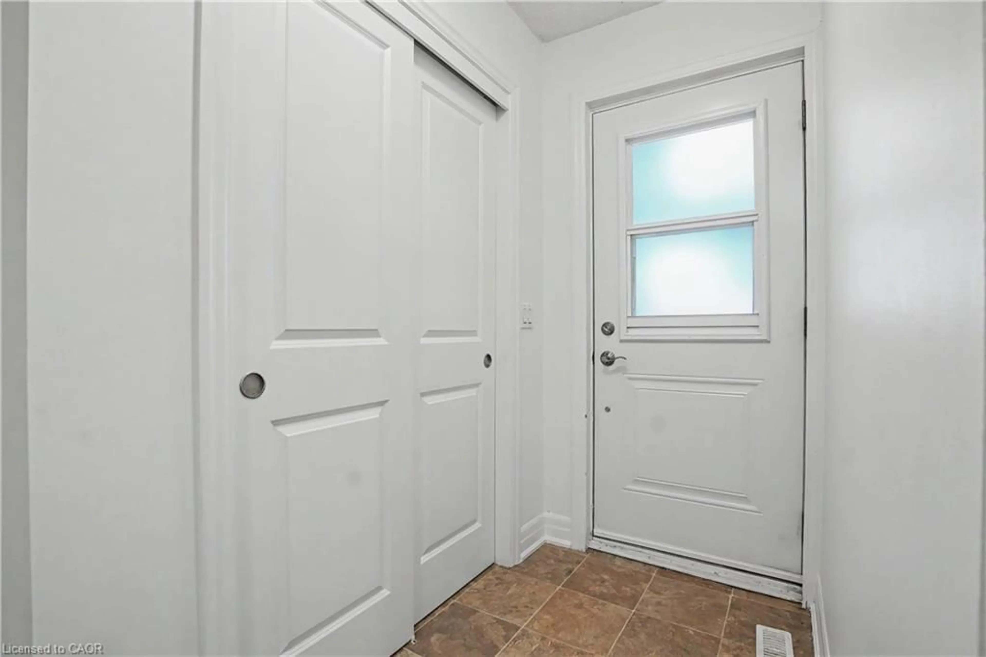 Indoor entryway for 5 Szollosy Cir, Hamilton Ontario L9B 1T8