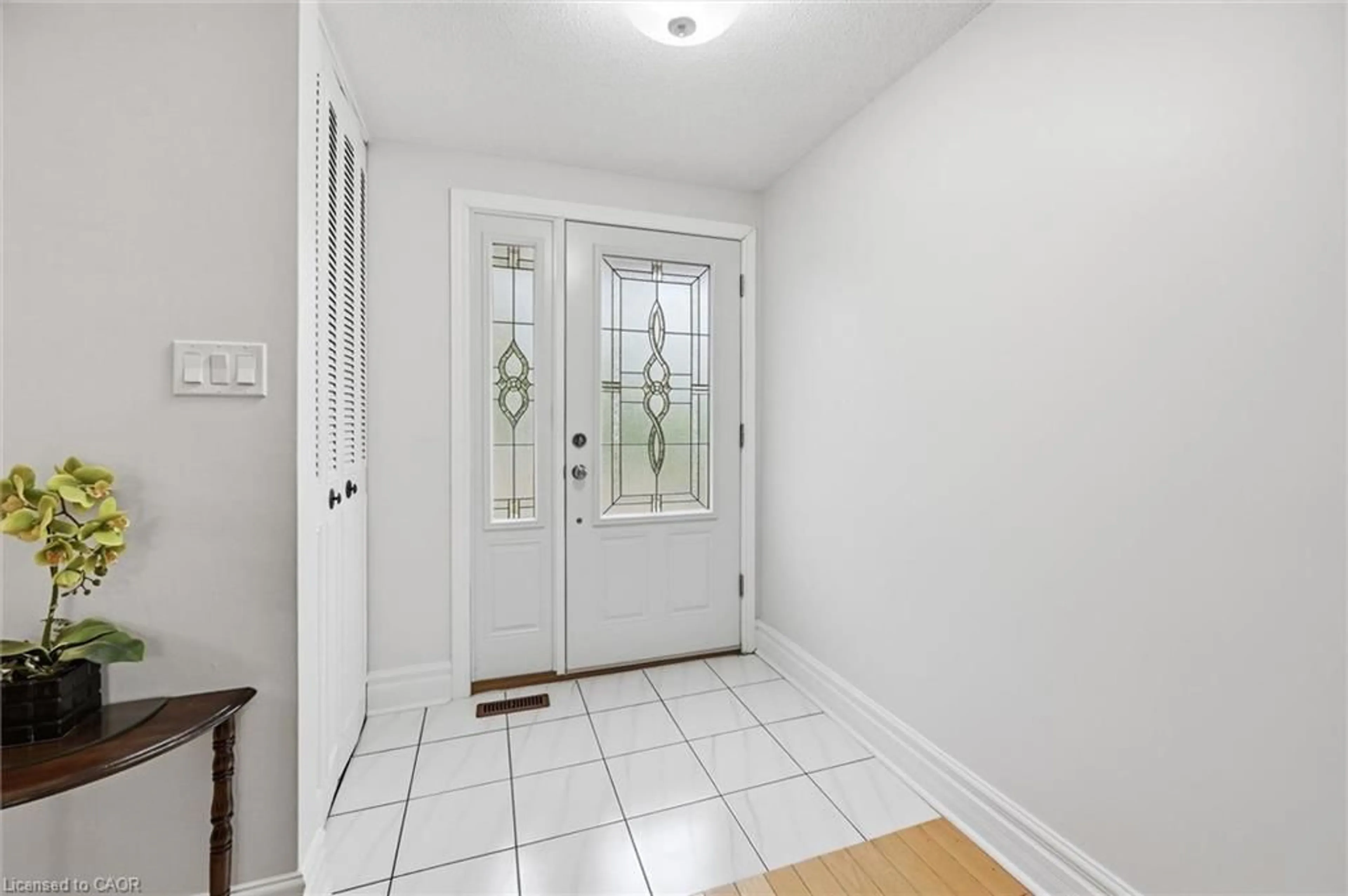 Indoor entryway for 2066 Brant St #2, Burlington Ontario L7P 3A6