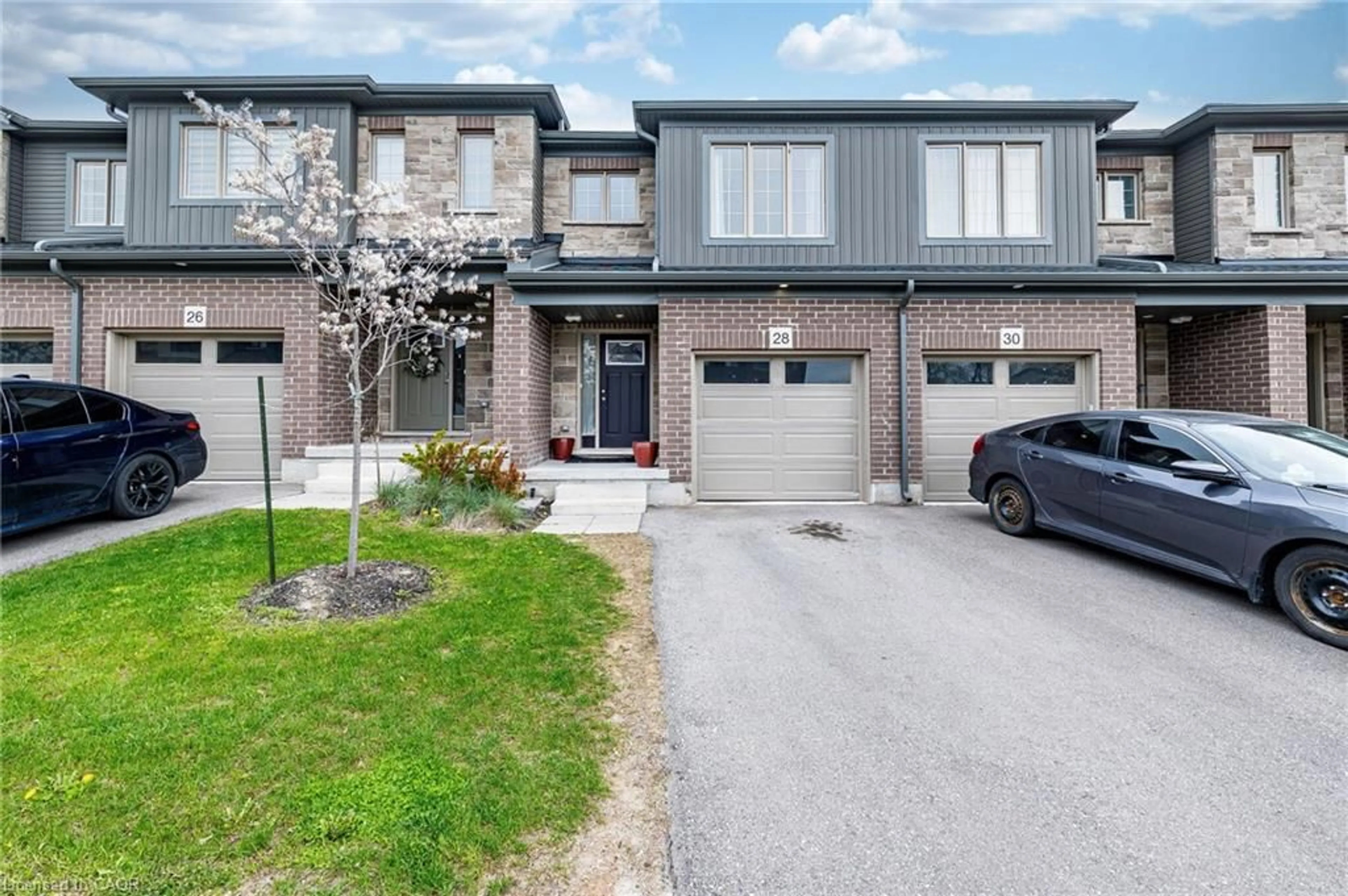 A pic from outside/outdoor area/front of a property/back of a property/a pic from drone, street for 28 West Mill St, Ayr Ontario N0B 1E0