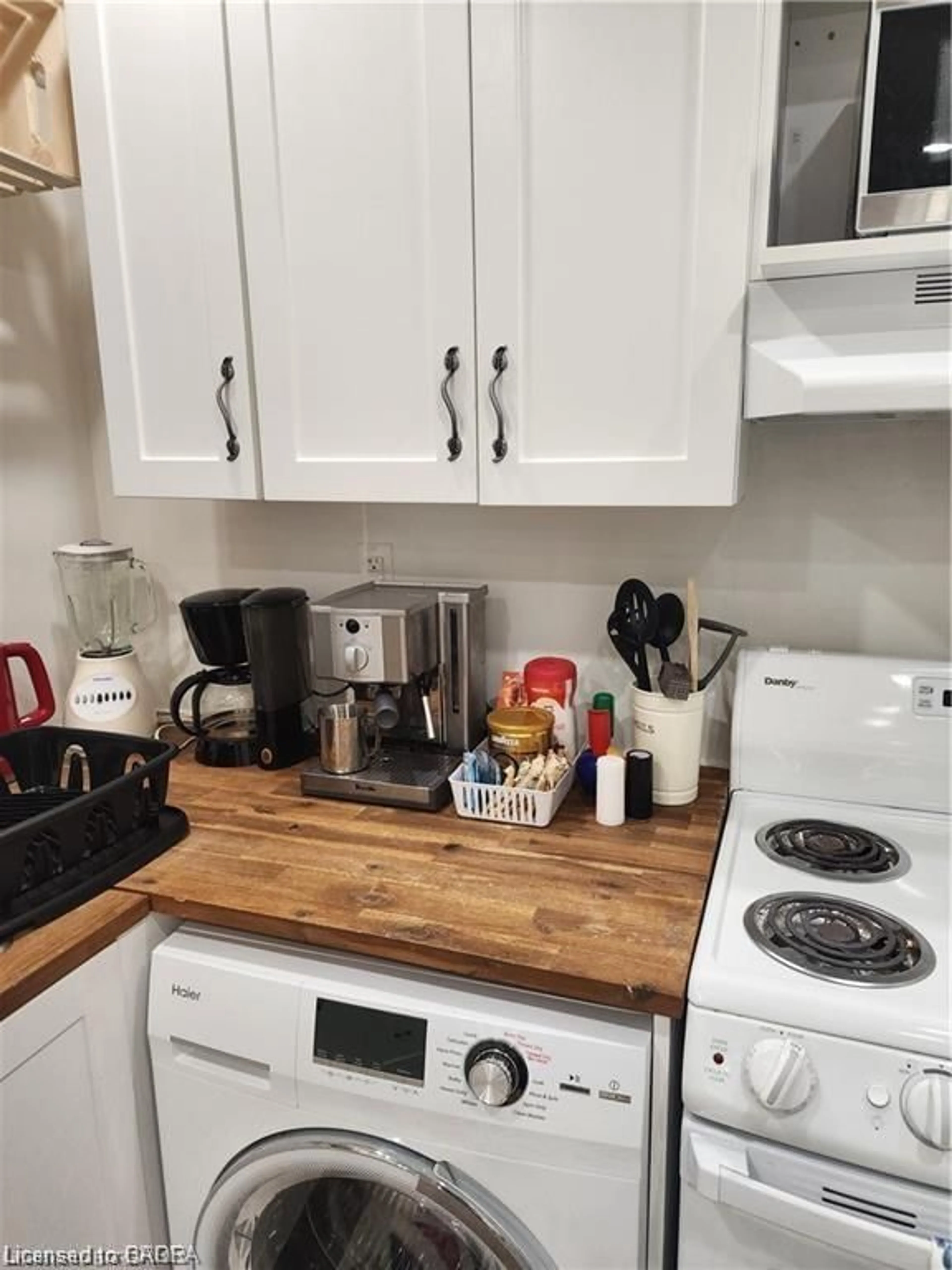 Standard kitchen, wood/laminate floor for 9296 Beachwood Rd, Collingwood Ontario L9Y 3Z1