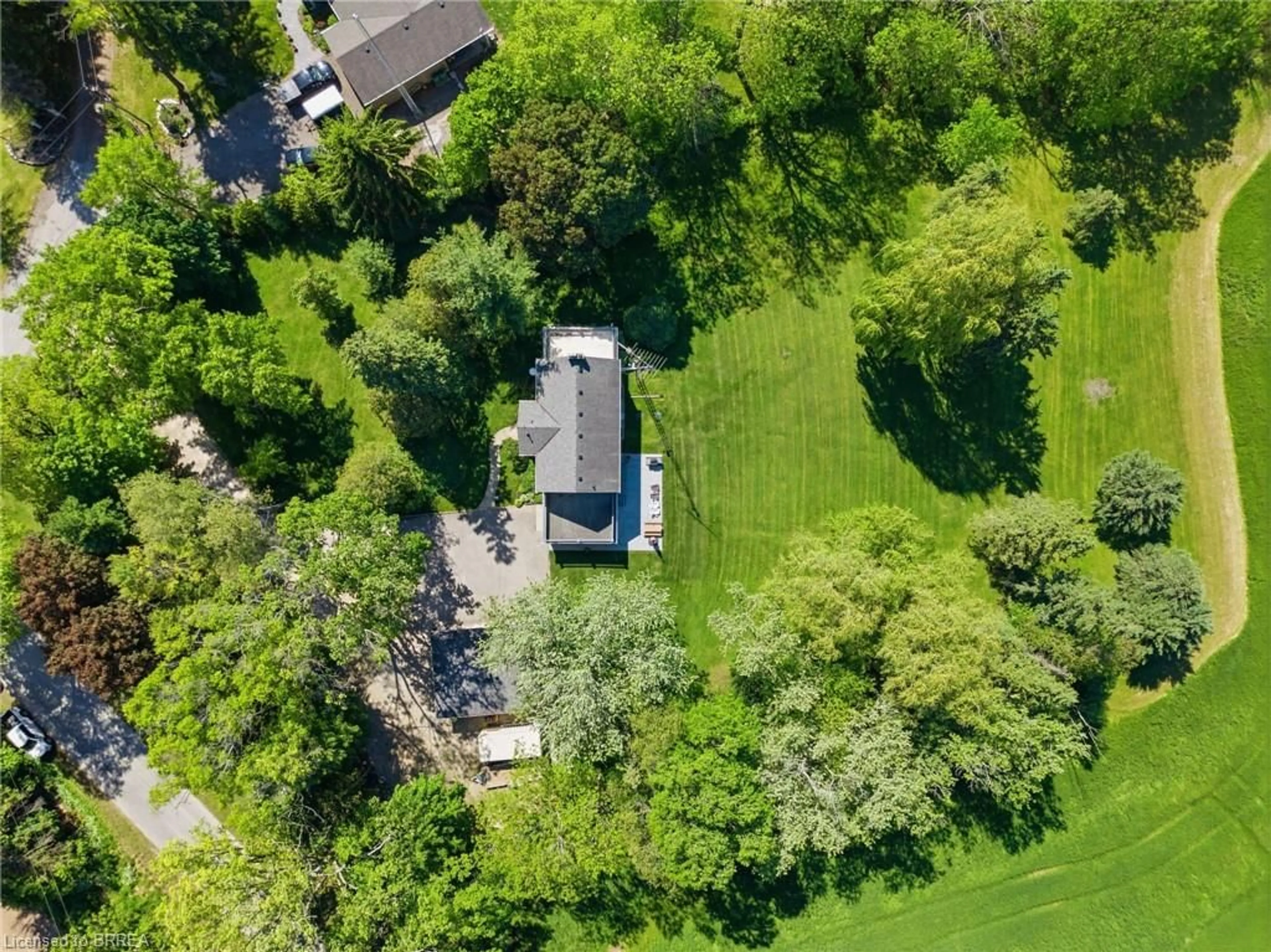 A pic from outside/outdoor area/front of a property/back of a property/a pic from drone, unknown for 48 Oxbow Rd, Brantford Ontario N3T 5L6