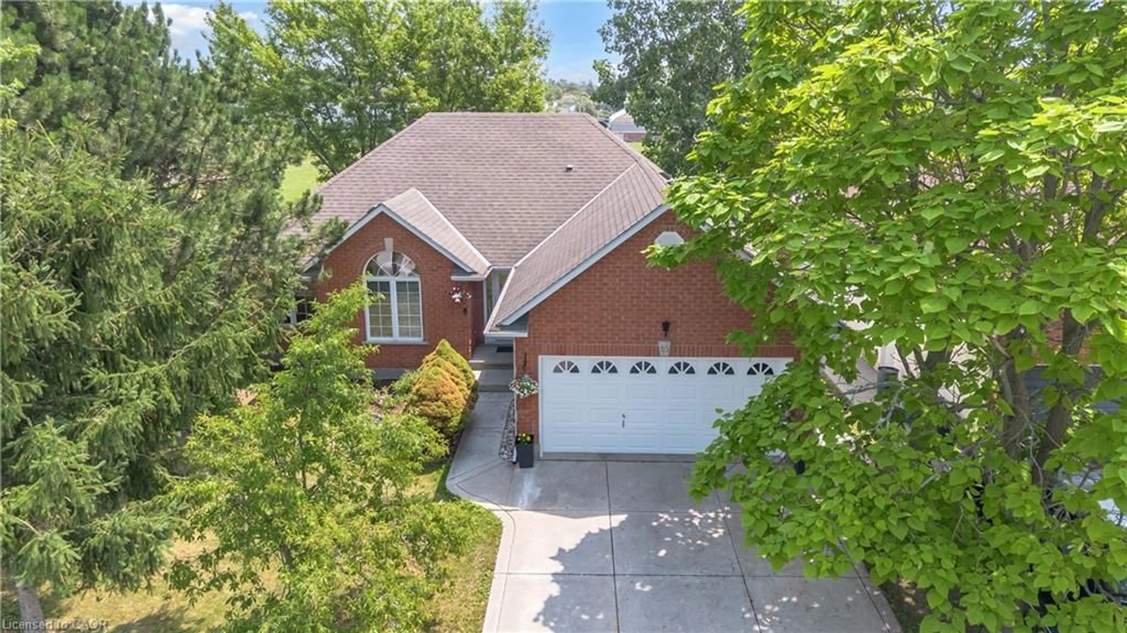 A pic from outside/outdoor area/front of a property/back of a property/a pic from drone, street for 65 Thistlemoor Dr, Caledonia Ontario N3W 2K5