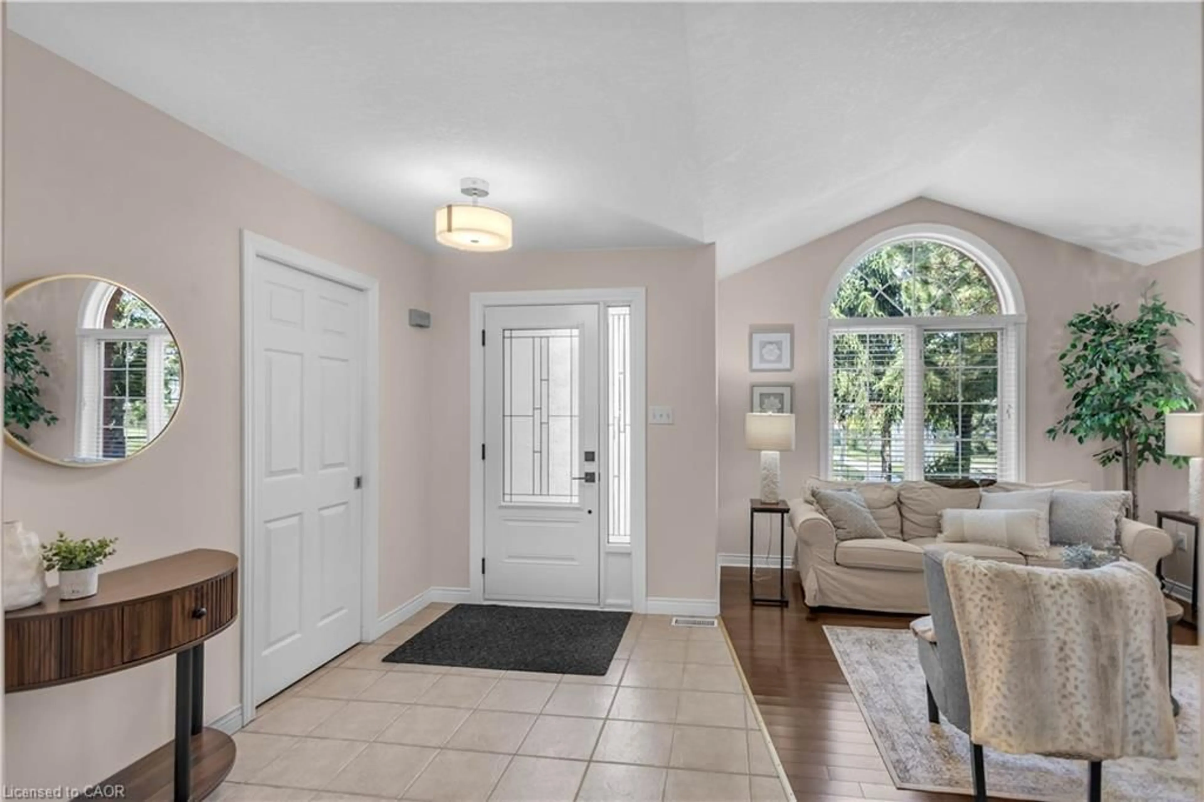 Indoor entryway for 65 Thistlemoor Dr, Caledonia Ontario N3W 2K5
