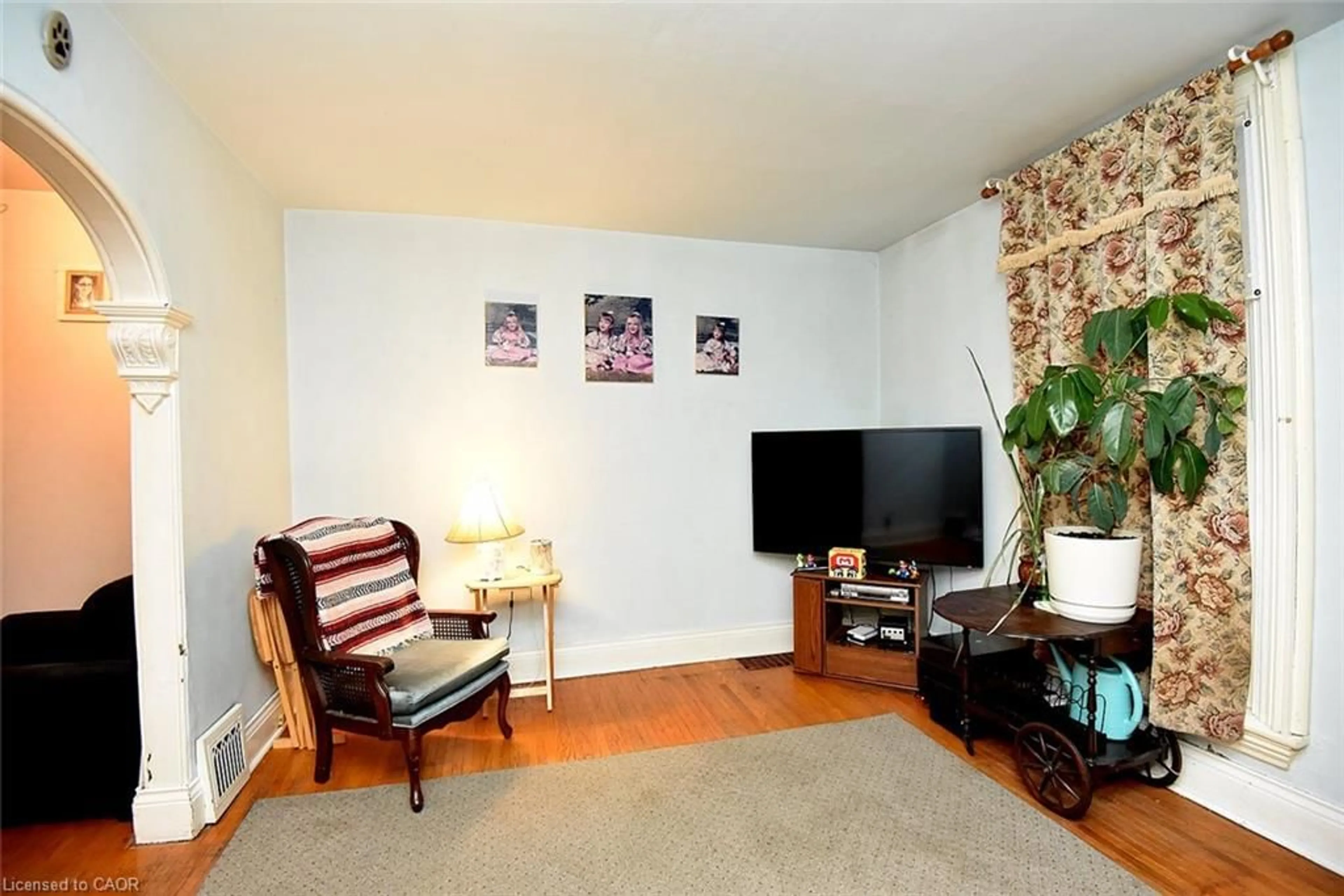Living room with furniture, unknown for 26 Brantdale Ave, Hamilton Ontario L9C 1B7