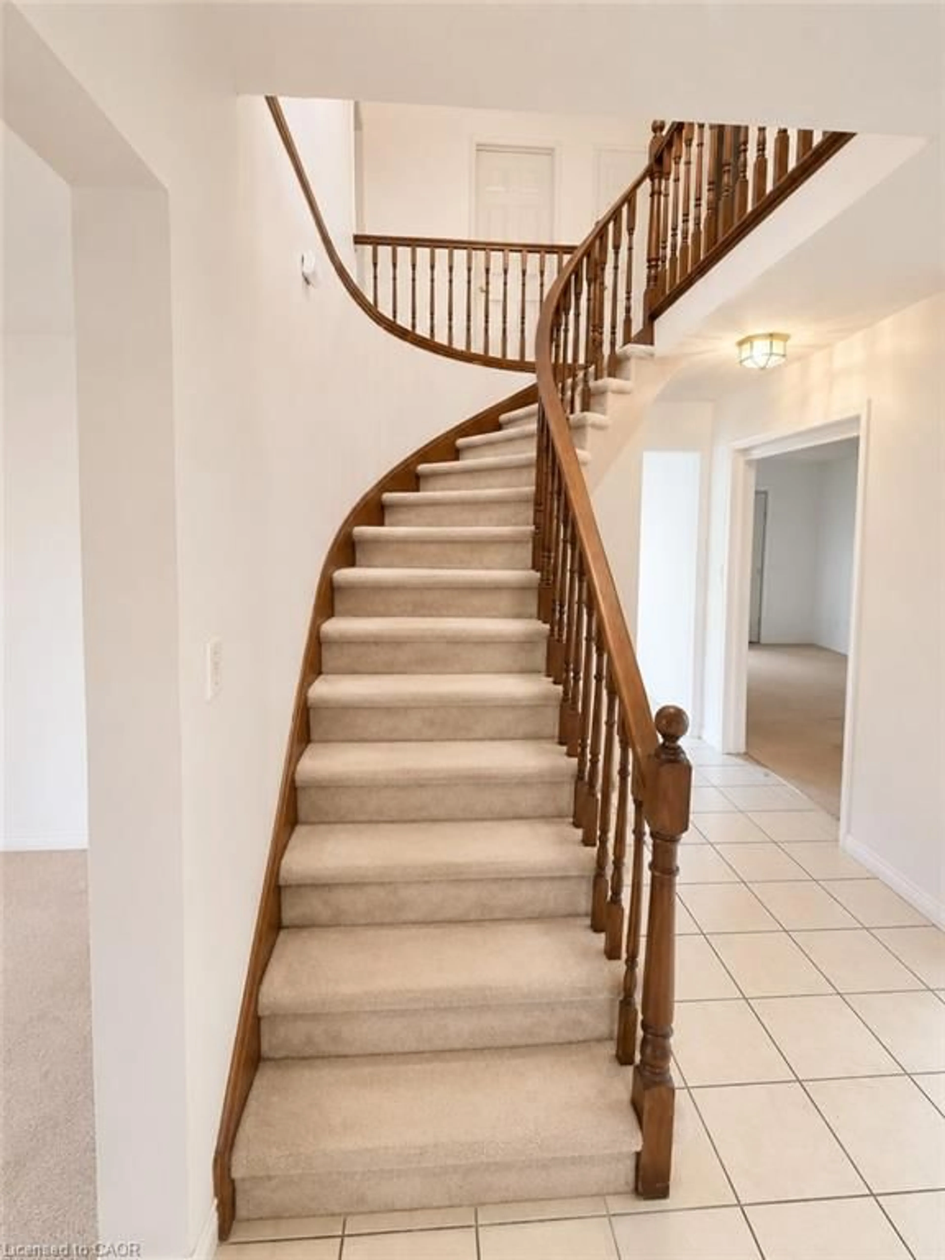 Stairs for 10 Jeanette Ave, Grimsby Ontario L3M 5B8