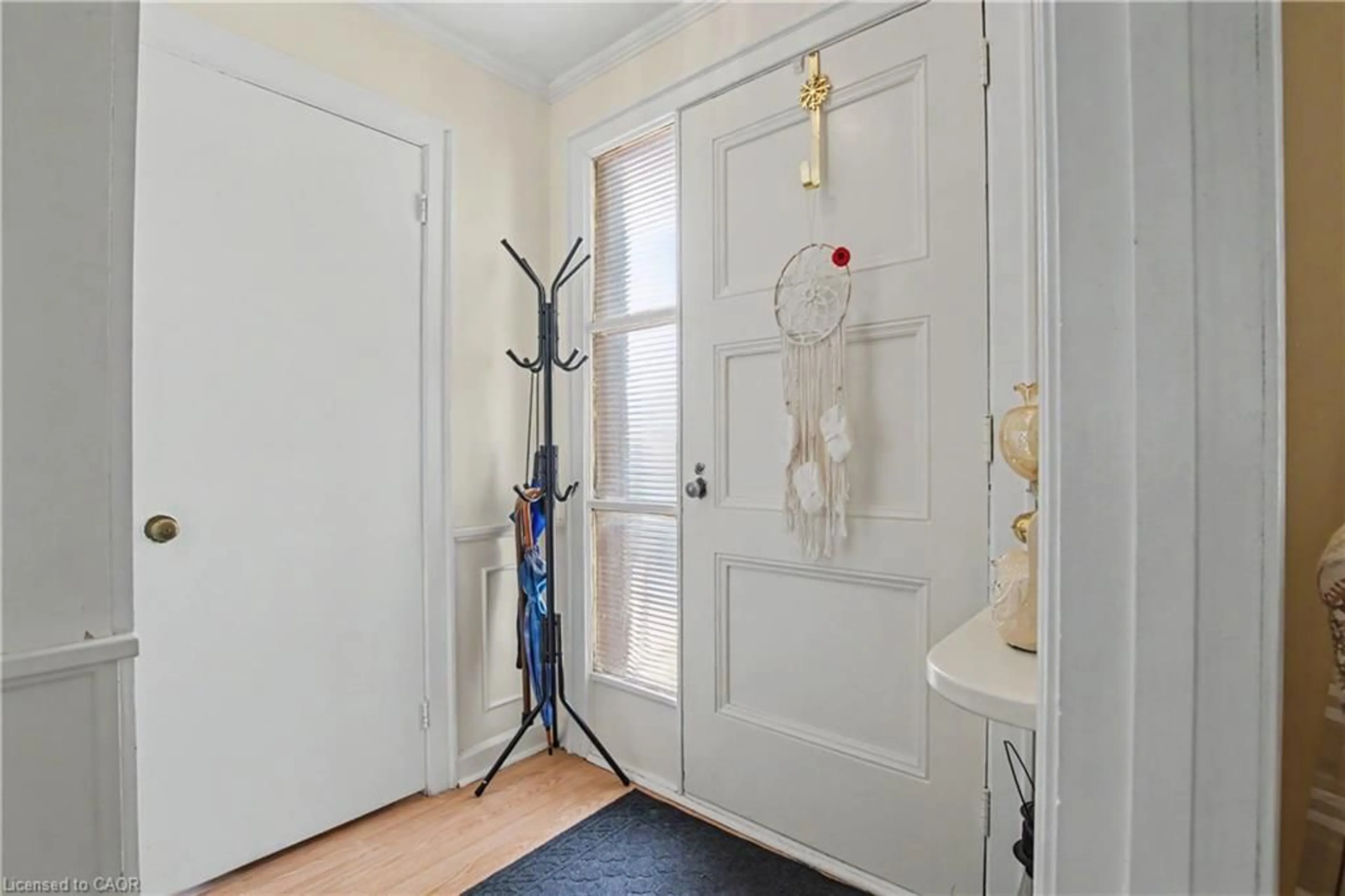 Indoor entryway for 39 Henry St, Cambridge Ontario N1R 3W3