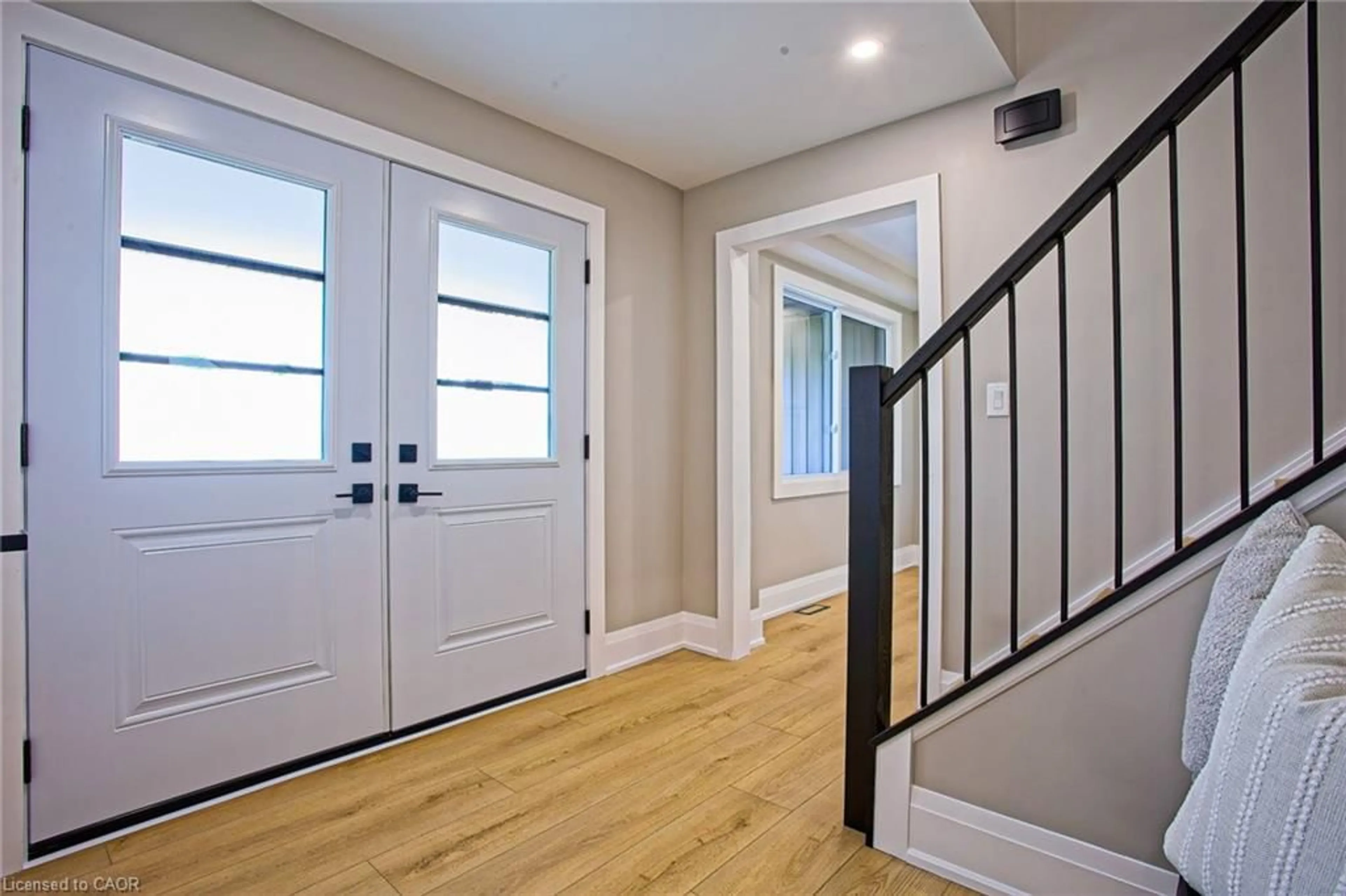 Indoor entryway for 343 Canborough St, Smithville Ontario L0R 2A0