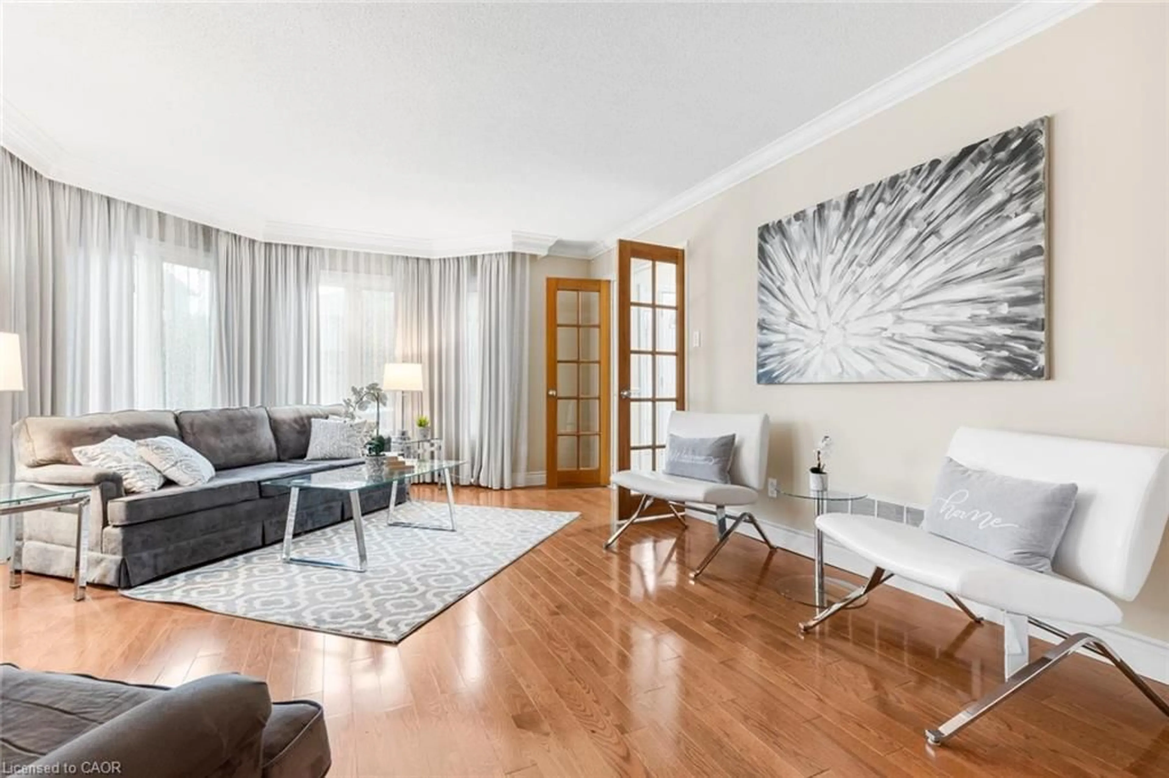 Living room with furniture, wood/laminate floor for 3251 Trelawny Cir, Mississauga Ontario L5N 5G7