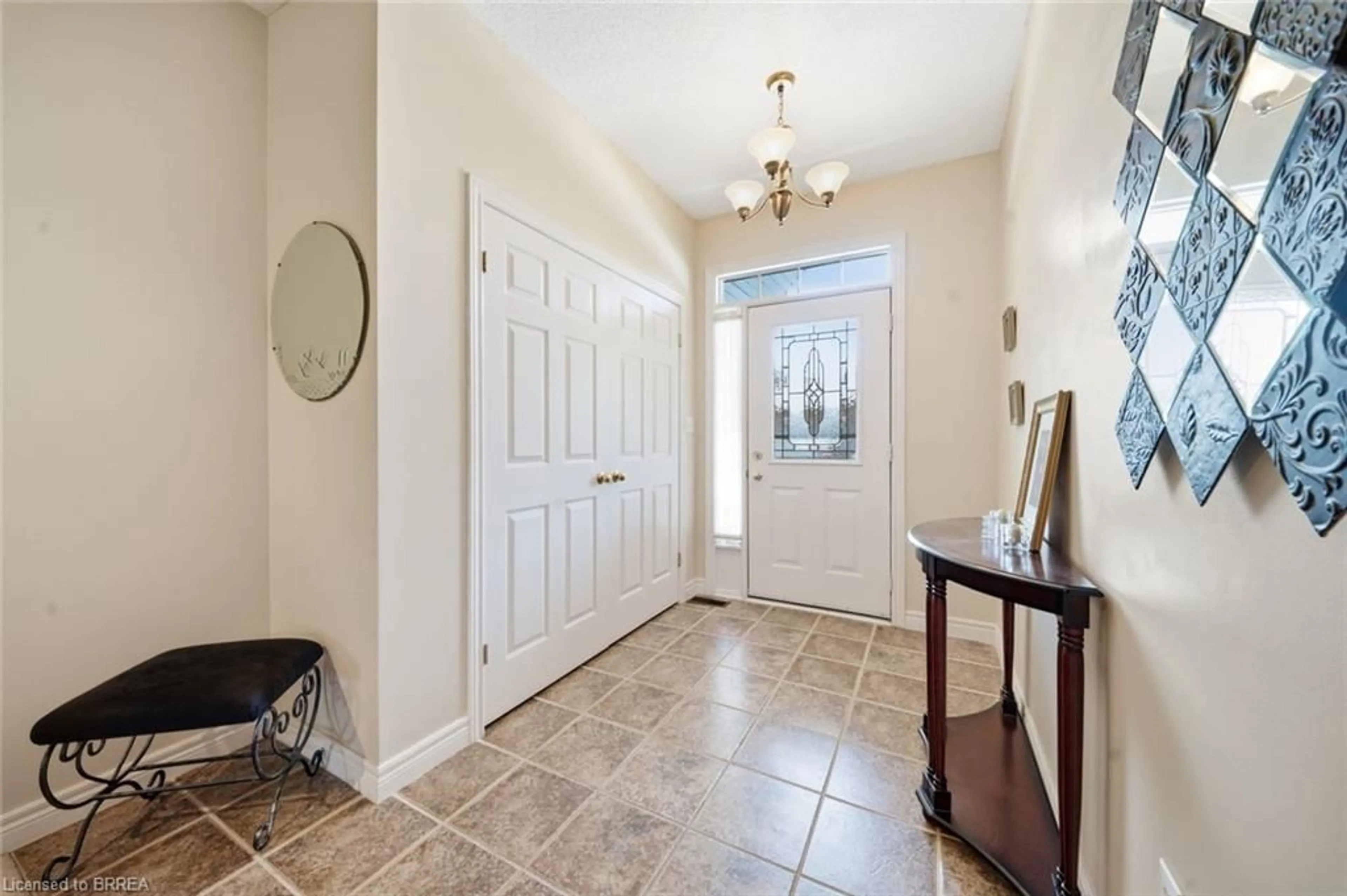 Indoor entryway for 22 Riveroaks Dr, Mount Hope Ontario L0R 1W0