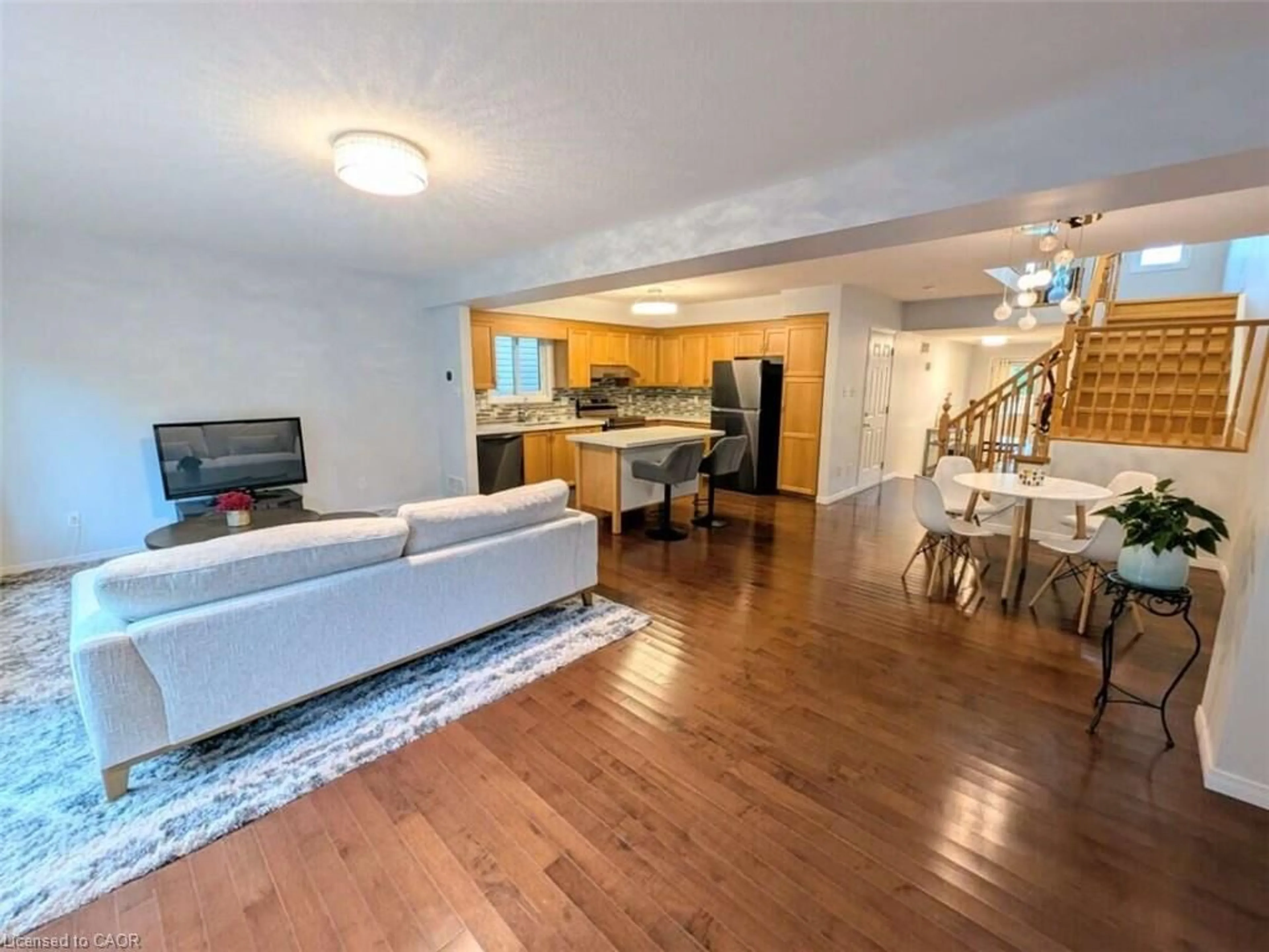 Open concept kitchen, wood/laminate floor for 553 Blue Beech Blvd, Waterloo Ontario N2V 2T4