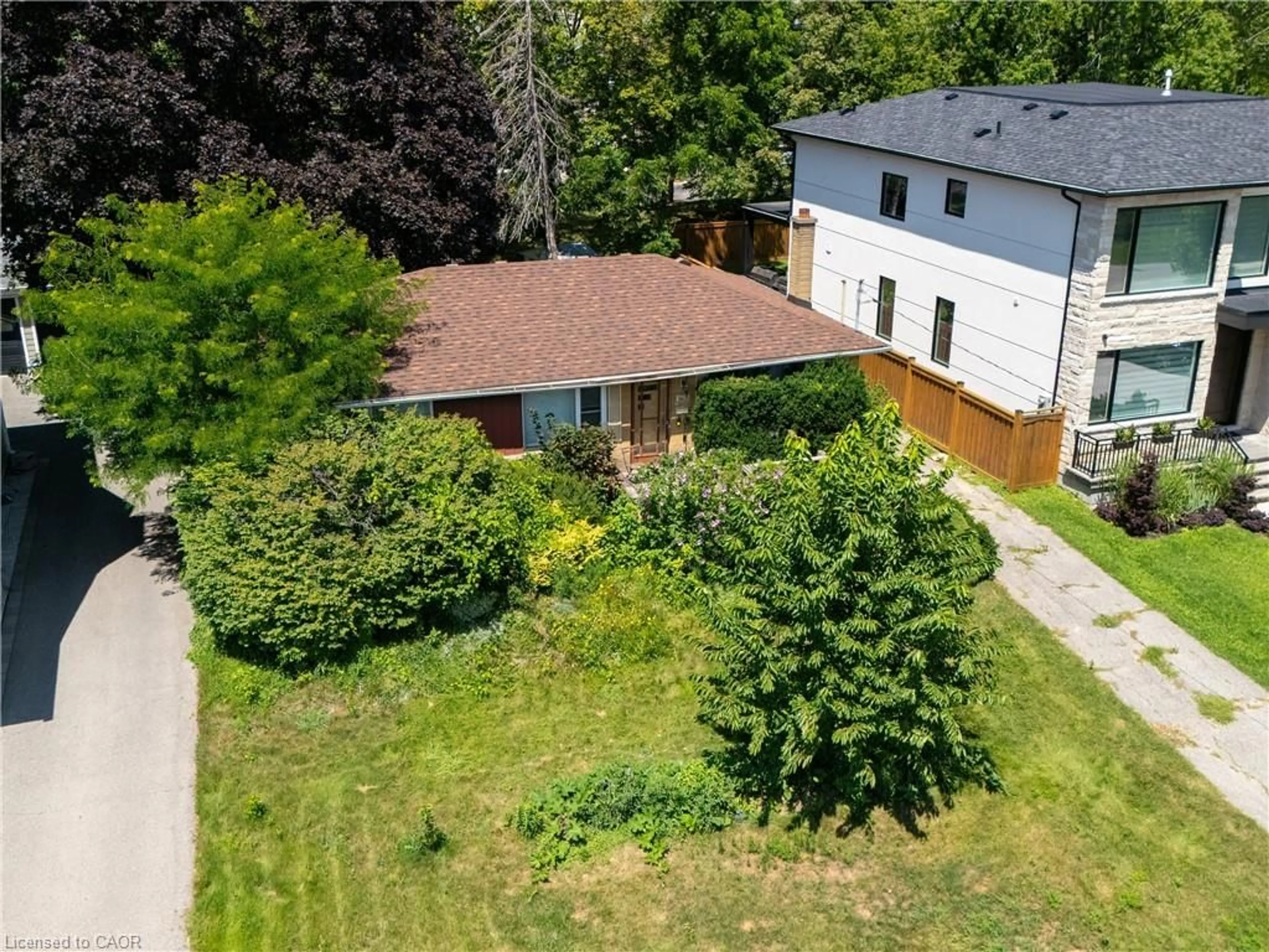 A pic from outside/outdoor area/front of a property/back of a property/a pic from drone, street for 1405 Constance Dr, Oakville Ontario L6J 2T8