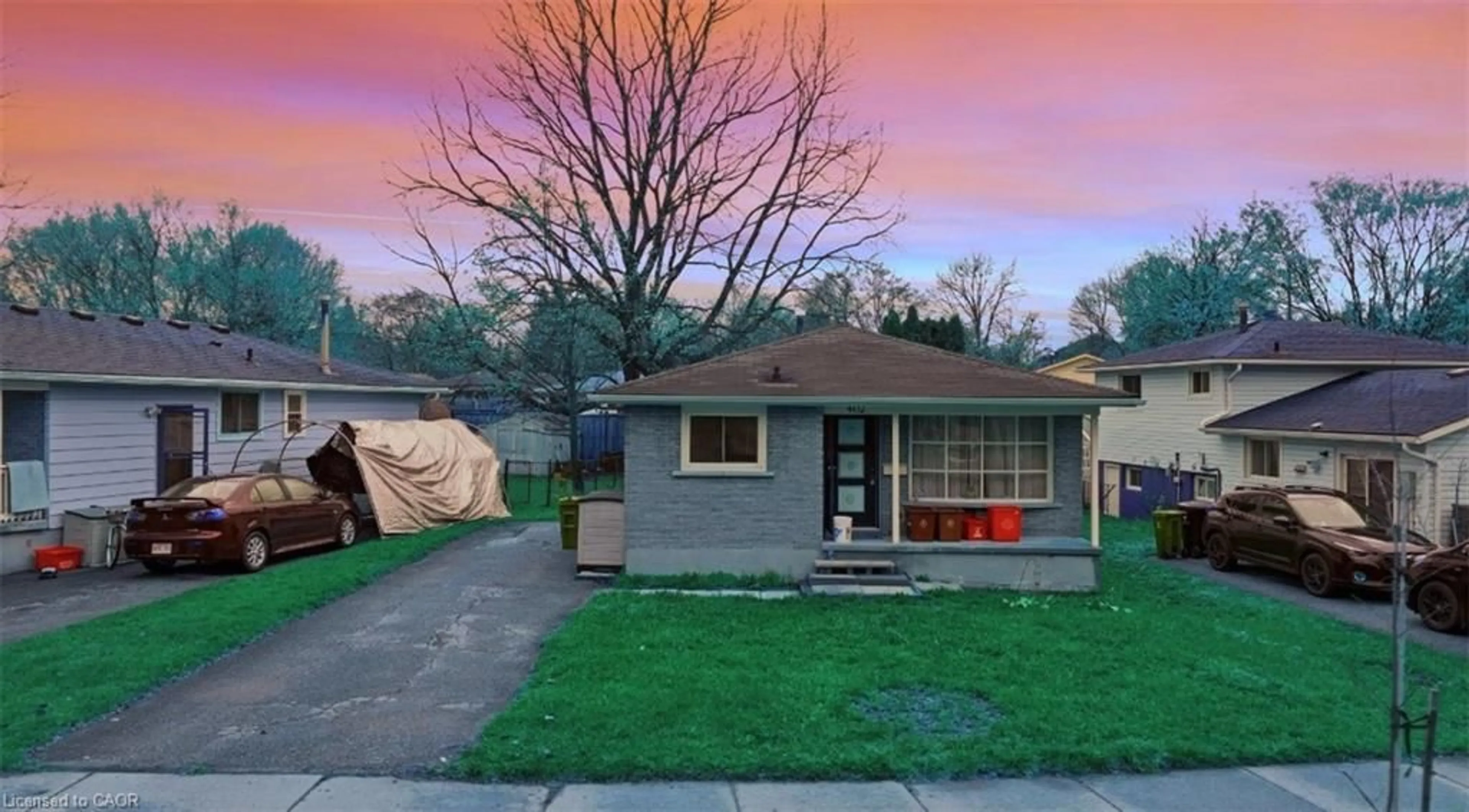 Home with vinyl exterior material, street for 402 Midwood Cres, Waterloo Ontario N2L 5N5