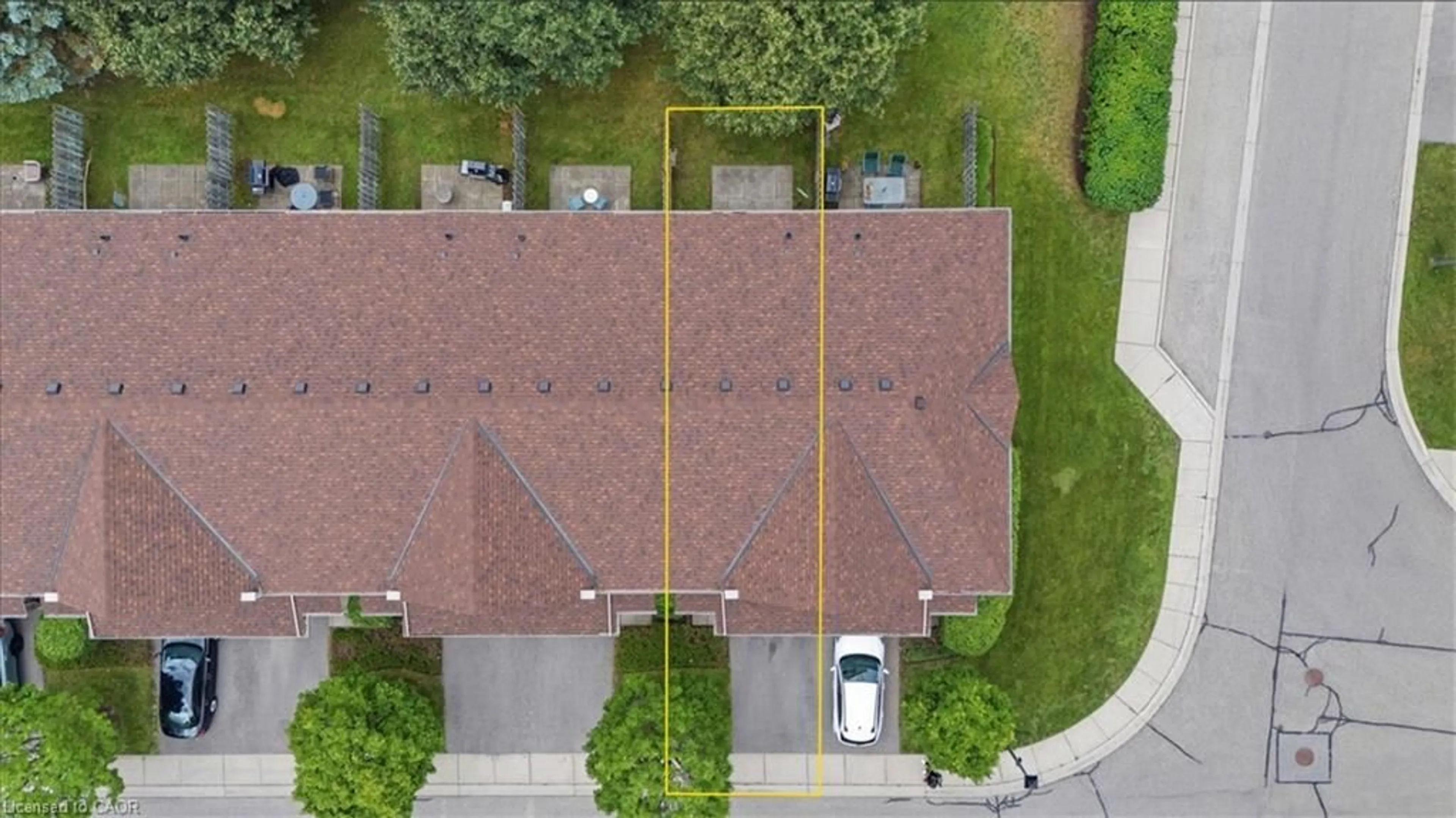 A pic from outside/outdoor area/front of a property/back of a property/a pic from drone, street for 15 Roehampton Cres, Guelph Ontario N1L 1M8
