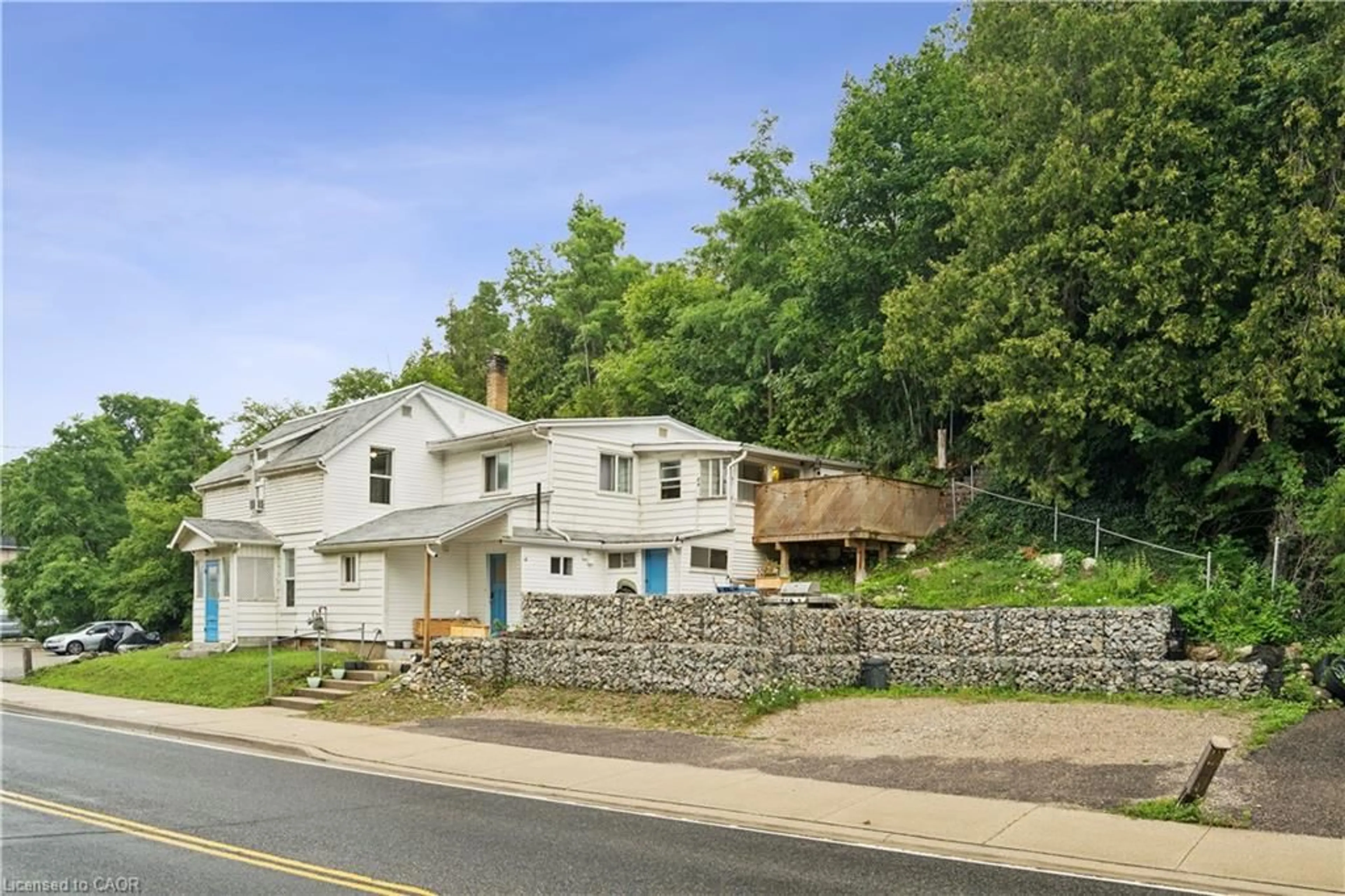 A pic from outside/outdoor area/front of a property/back of a property/a pic from drone, street for 286 Main St, Rockwood Ontario N0B 2K0