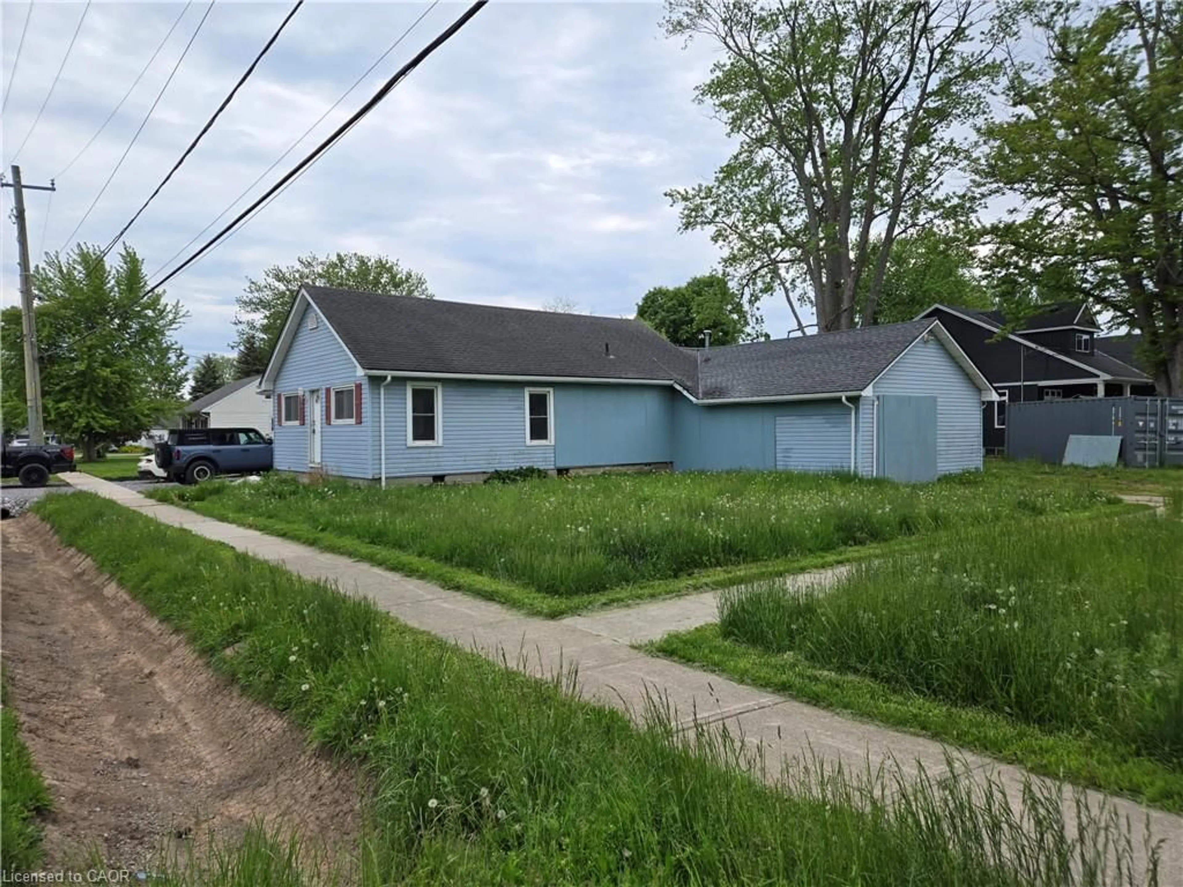 A pic from outside/outdoor area/front of a property/back of a property/a pic from drone, street for 303 Ridge Rd, Fort Erie Ontario L0S 1N0