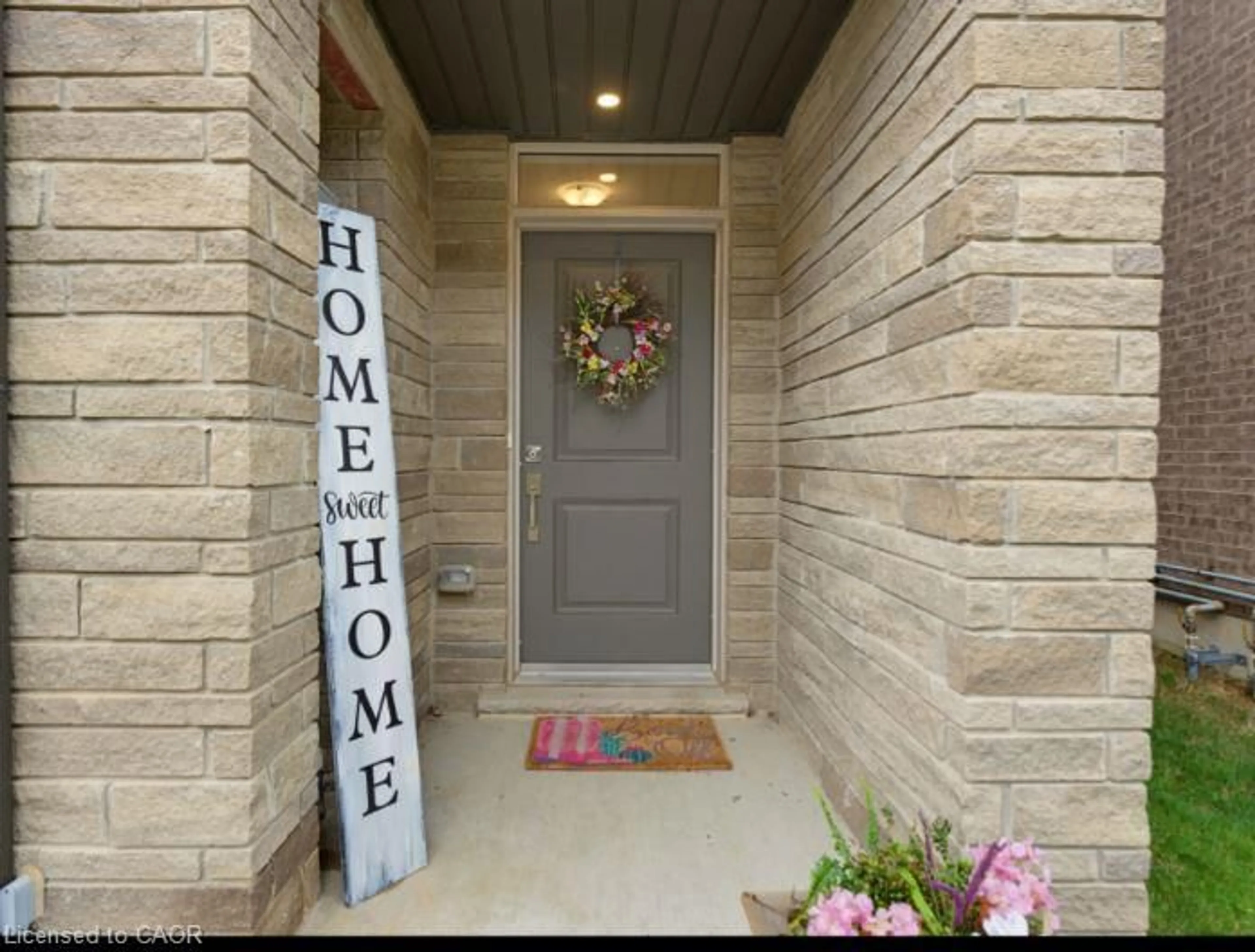 Indoor entryway for 16 Raspberry Lane, Hamilton Ontario L0R 1W0