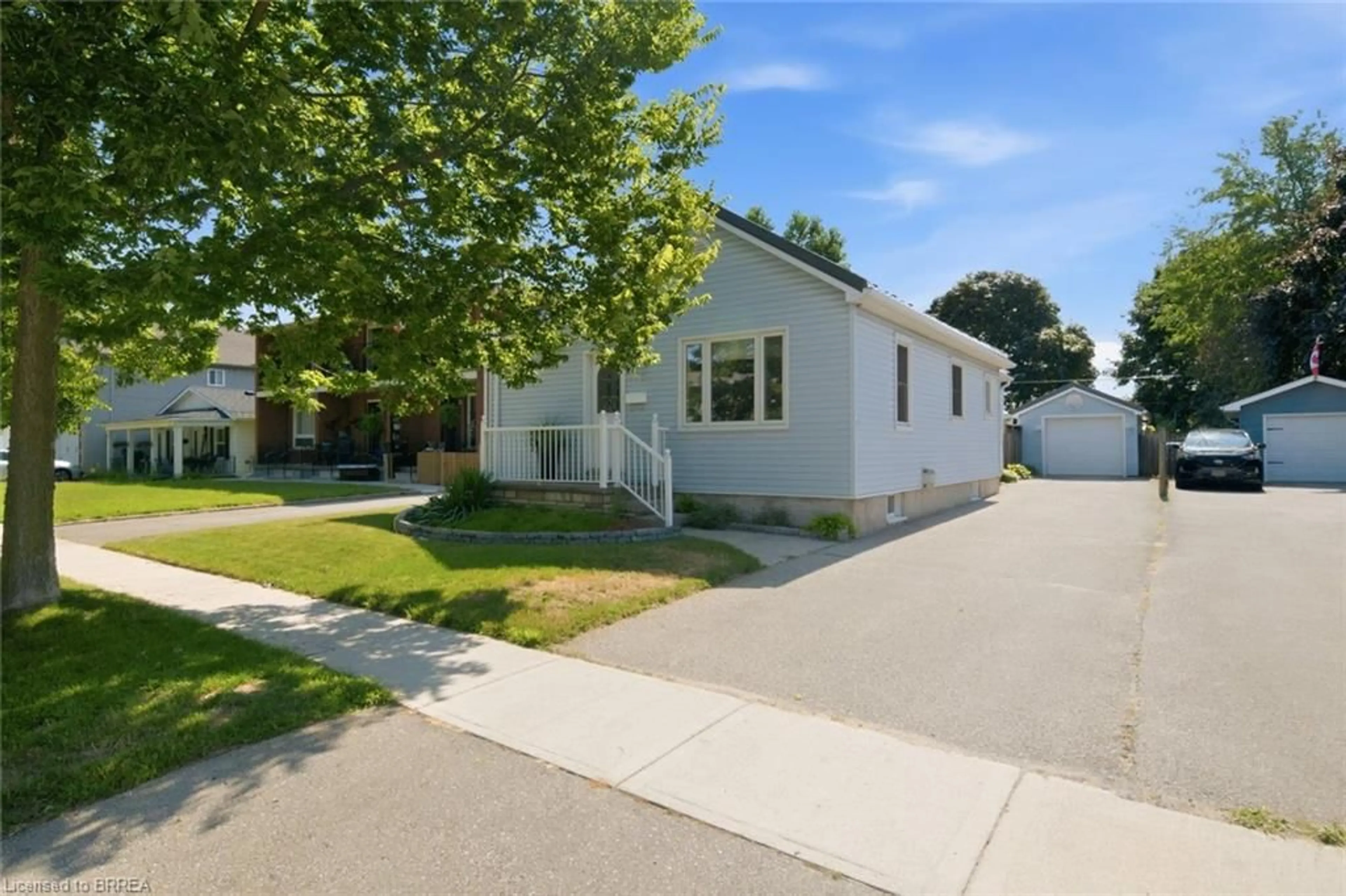 Home with vinyl exterior material, street for 37 Hill Ave, Brantford Ontario N3R 4G8