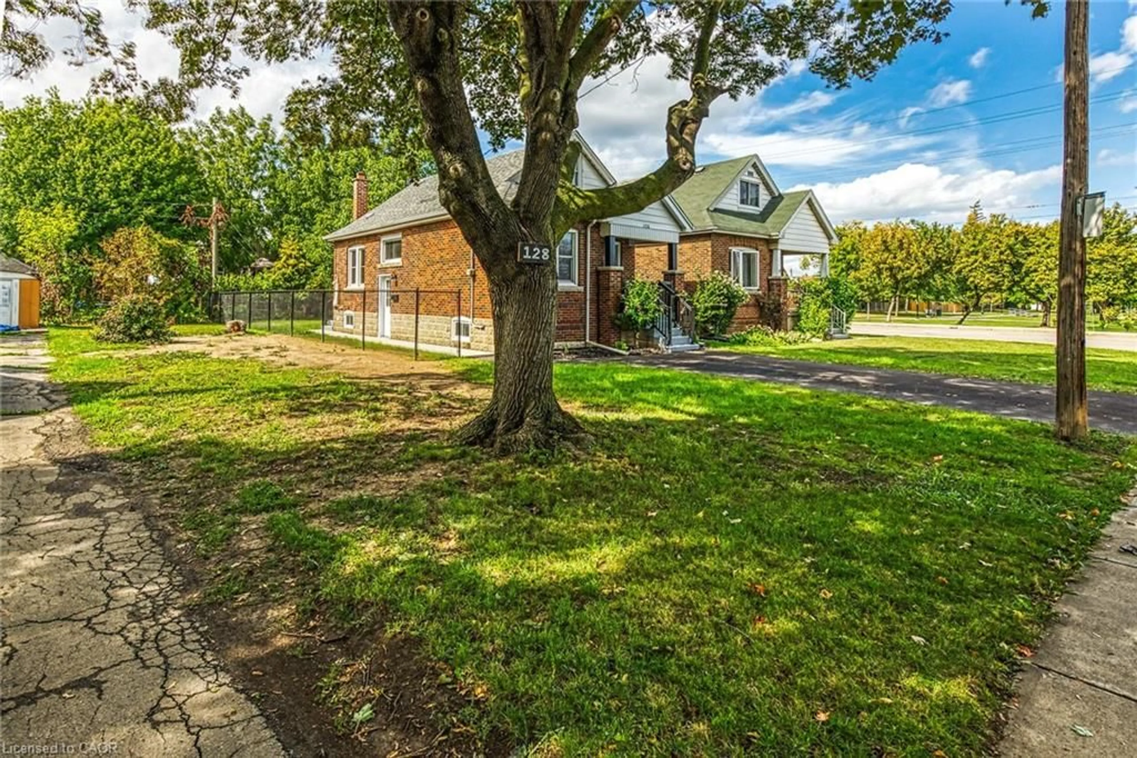 A pic from outside/outdoor area/front of a property/back of a property/a pic from drone, street for 128 Auburn Ave, Hamilton Ontario L8K 3B2