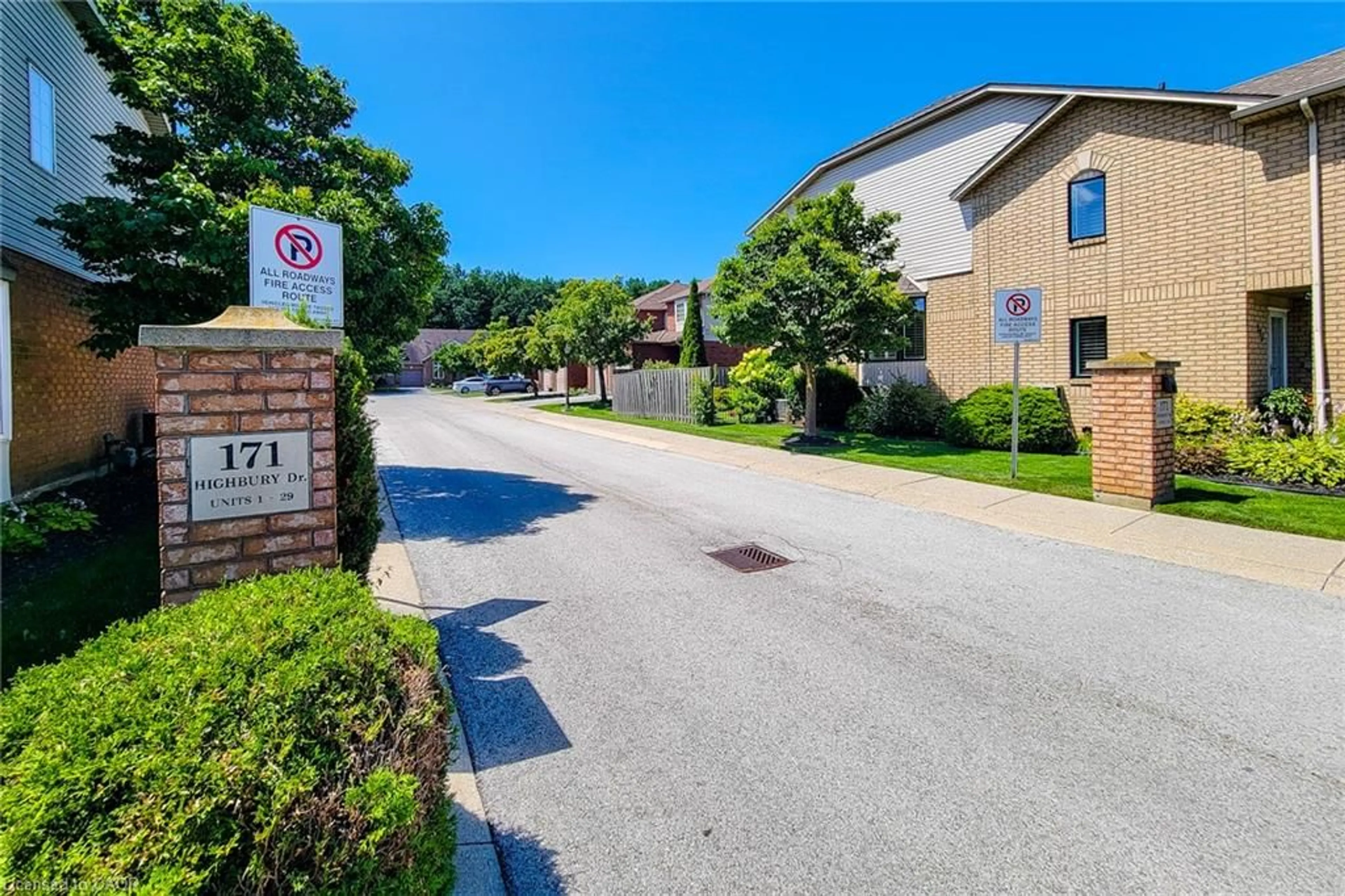 Patio, street for 171 Highbury Dr #13, Stoney Creek Ontario L8J 3Y9
