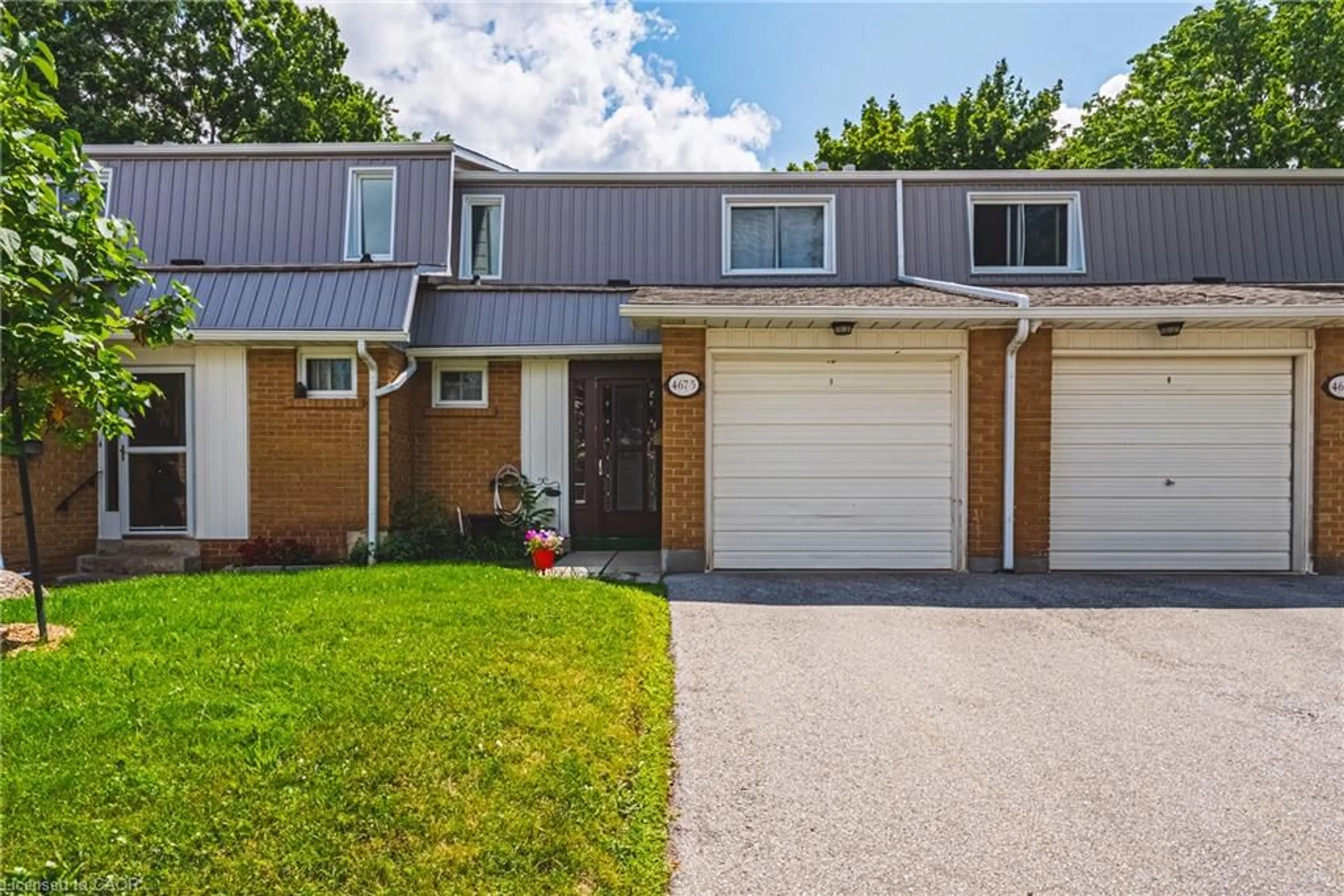 Home with brick exterior material, street for 467 Woodview Rd #5, Burlington Ontario L7N 2Z9