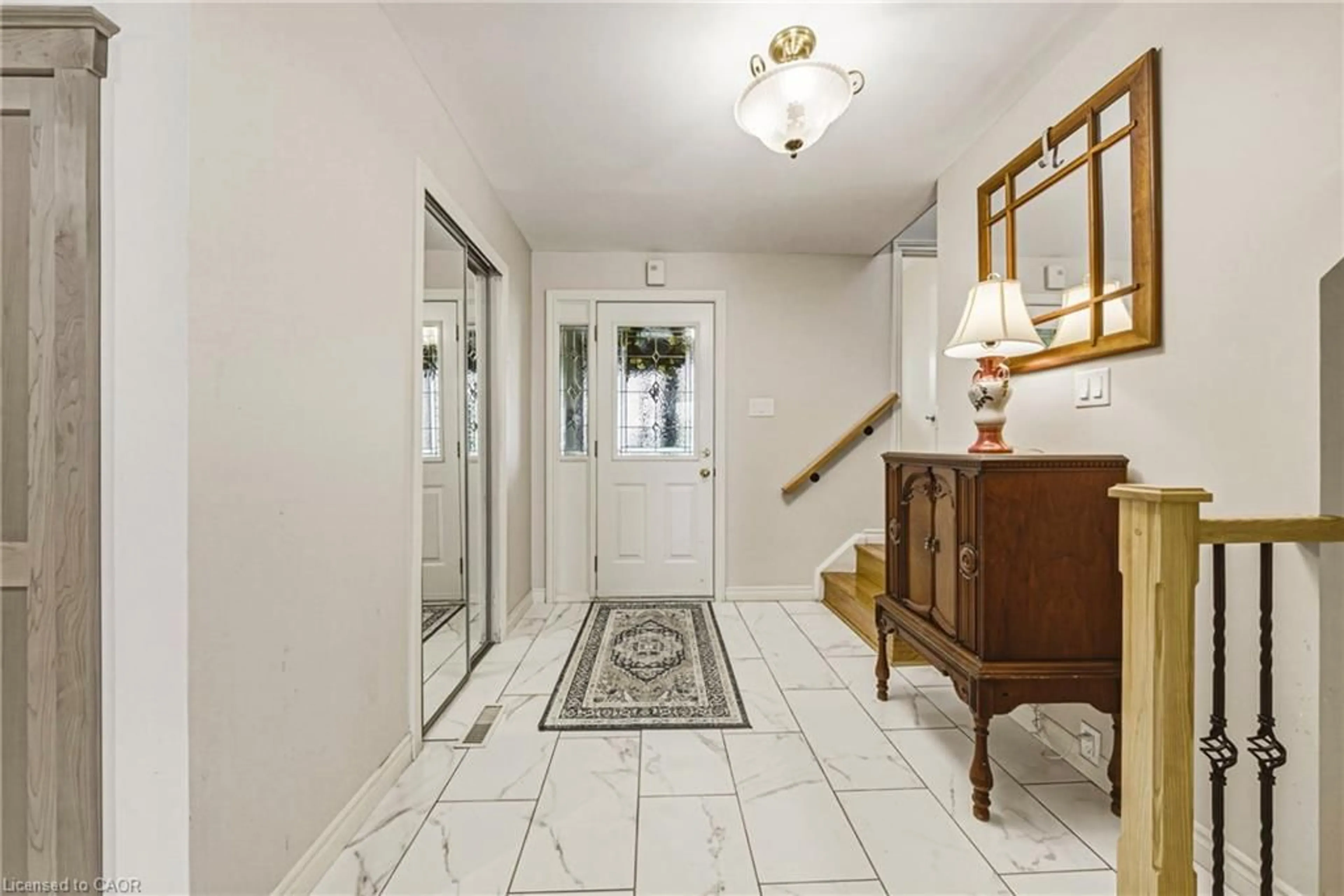 Indoor entryway for 467 Woodview Rd #5, Burlington Ontario L7N 2Z9
