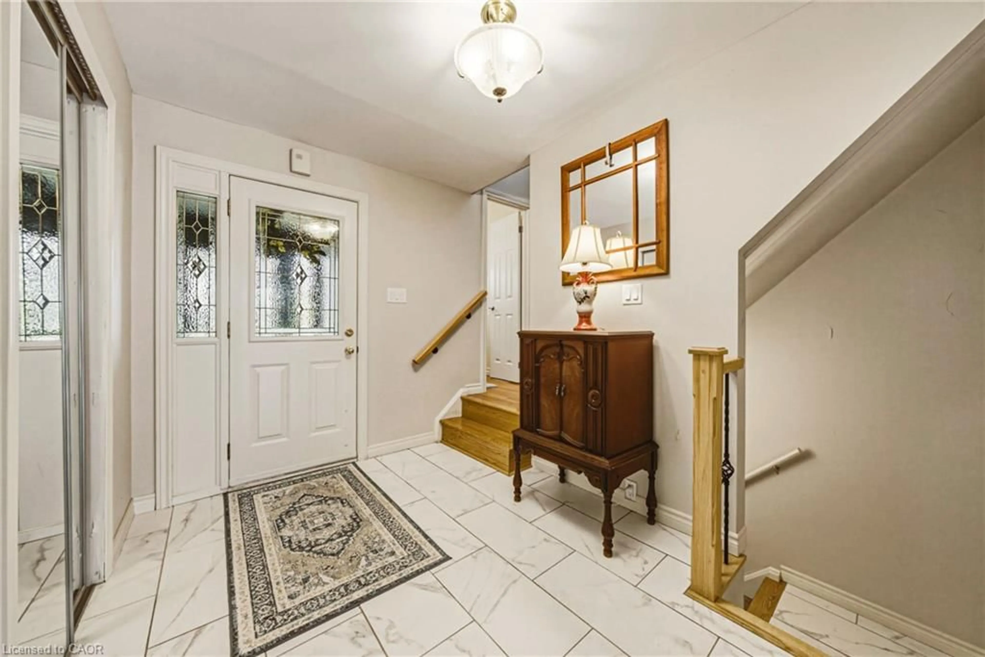 Indoor foyer for 467 Woodview Rd #5, Burlington Ontario L7N 2Z9