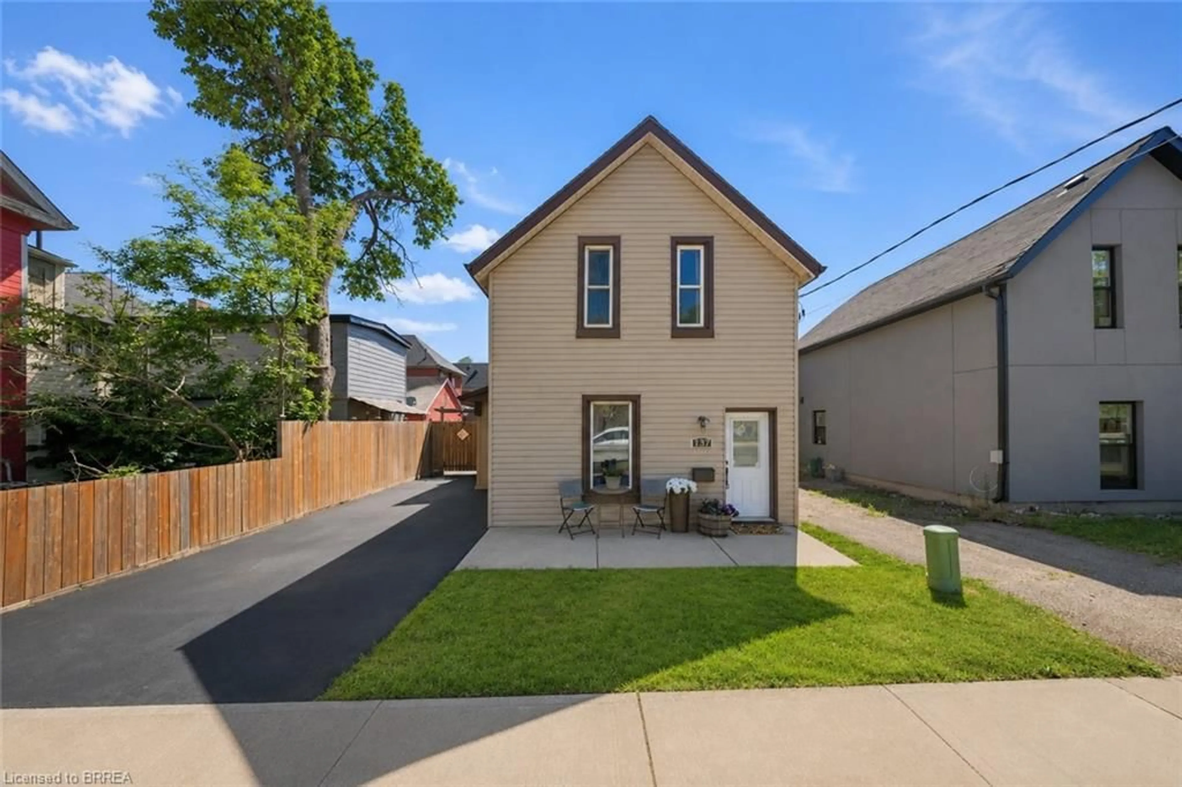 A pic from outside/outdoor area/front of a property/back of a property/a pic from drone, street for 137 Brock St, Brantford Ontario N3S 5V8