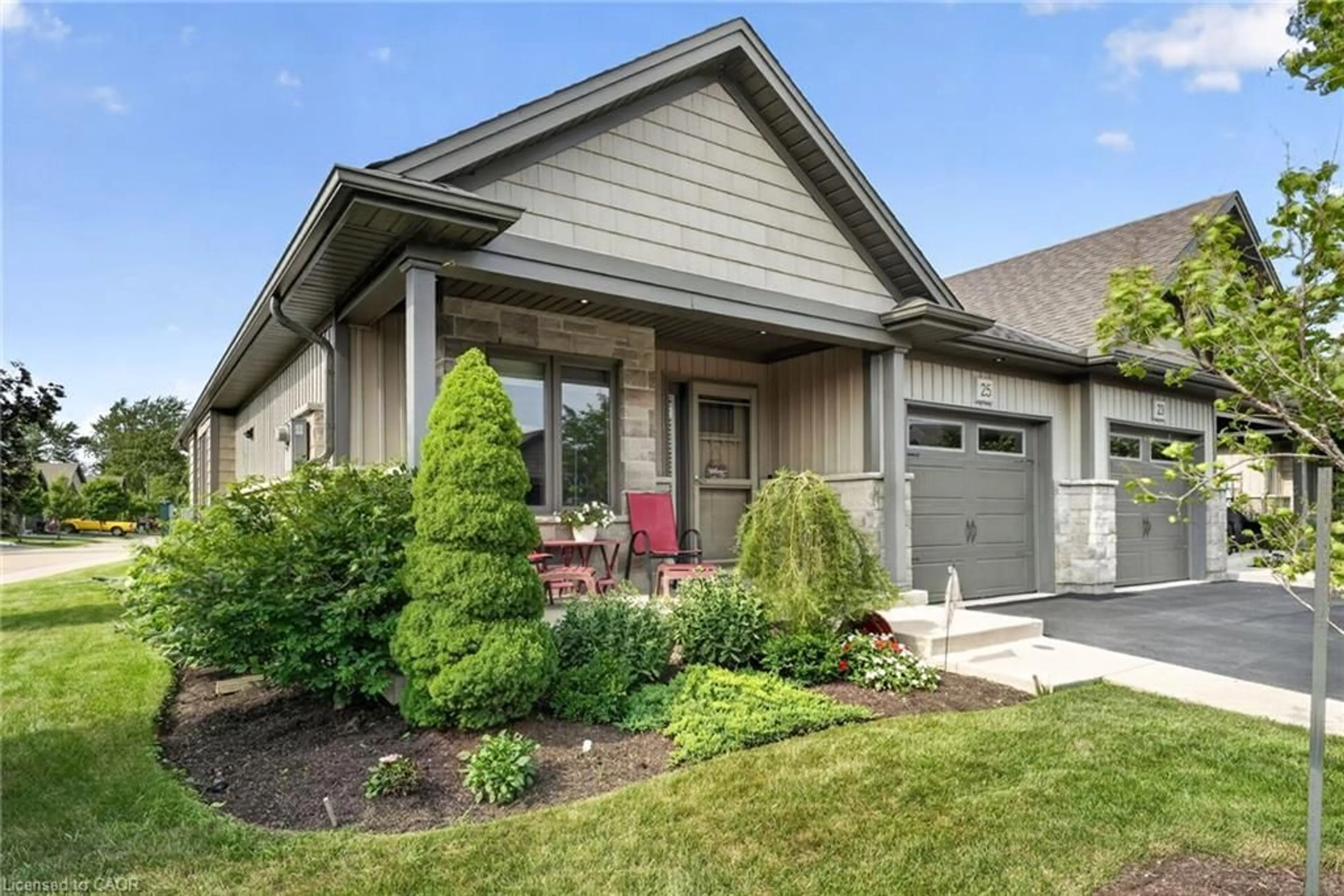 Home with vinyl exterior material, street for 25 Richard Cres, Smithville Ontario L0R 2A0