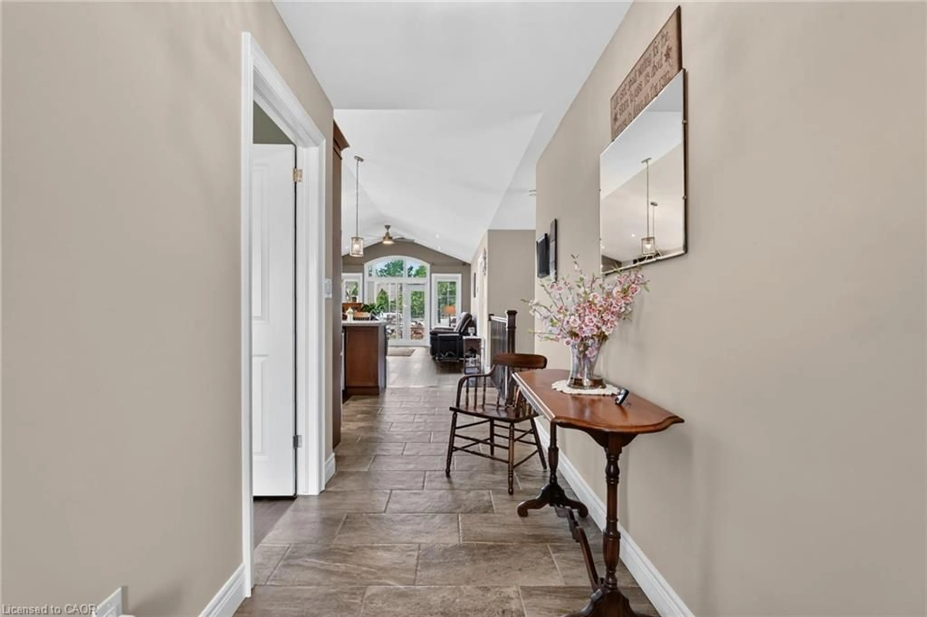 Indoor entryway for 25 Richard Cres, Smithville Ontario L0R 2A0